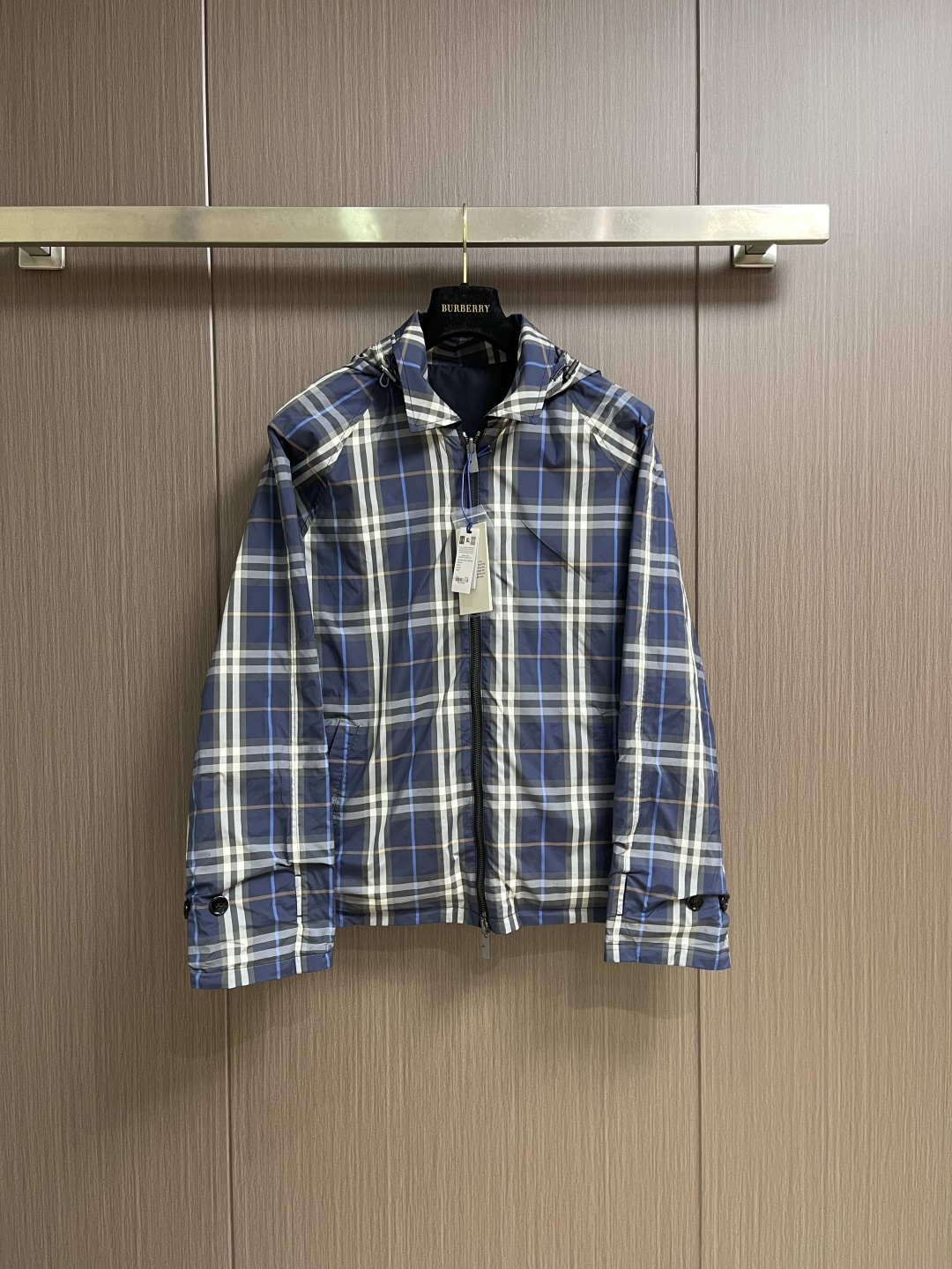 NO:775974,BURBERRY plaid double-sided hooded jacket is made of imported high-count worsted polyester fabric, with classic plaid and solid color designs on both sides. The texture is light and crisp and has excellent wrinkle resistance. It has good breathability and windproofness when worn. It can switch between two styles in one piece. The collar adopts a hooded shape and is equipped with a drawstring adjustment design. The tightness of the hood can be freely adjusted, which not only provides protection for the head, but also improves the overall look.  The style adds a sense of casual layering; the body adopts a two-way zipper opening and closing design, which is smooth and easy to pull and strong and durable. It is equipped with hidden pockets on both sides, taking into account practicality and simplicity of design; the plaid side adopts the brand's iconic archive plaid printing, which has high color reproduction and is not easy to fade. The solid color side is simple and elegant, and the double-sided style is suitable for different wearing scenarios; the overall fit is slightly loose and the version is tolerant and can be easily controlled in various shapes. Sizes S-XL  46-52 46 yards Raglan sleeve length 80 Bust 112 Dress length 68 48 yards Raglan sleeve length 81 Bust 116 Dress length 69.5 50 yards Raglan sleeve length 82 Bust 120 Dress length 71 52 yards Raglan sleeve length 83 Bust 124 Dress length 72.5,,burberry,jackets & coats,jackets & coats,hats,19860909BURBERRY格纹双面穿连帽夹克外套,采用进口高支精纺聚酯纤维面料,双面分别为经典格纹与纯色设计,质地轻薄挺括且抗皱性优异,穿着时兼具良好的透气性与防风性,一件实现两种穿搭风格的切换；领口采用连帽造型,搭配抽绳调节设计,可自由调整帽口松紧,既能为头部提供防护,又为整体造型增添休闲层次感；衣身采用双向拉链开合设计,顺滑易拉且牢固耐用,配合两侧隐形插袋,兼顾实用性与设计的简洁性；格纹面采用品牌标志性的典藏格纹印花,色彩还原度高且不易褪色,纯色面则简约大气,双面风格适配不同穿搭场景；整体为合身微宽松版型包容性强,各类形都能轻松驾驭.尺码S-XL 46-52 46码 插肩袖长80 胸围112 衣长68 48码 插肩袖长81胸围116 衣长69.5 50码 插肩袖长82 胸围120 衣长71 52码 插肩袖长83 胸围124 衣长72.5,,burberry,jackets & coats,jackets & coats,hats,,Men's clothing