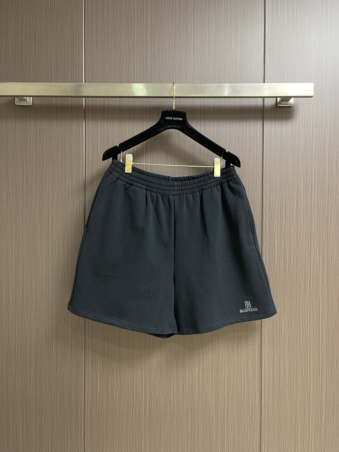 NO:775966,Balenciaga nano BB embroidered shorts, customized matte soft-skin combed cotton, delicate and smooth, comfortable and close to the skin. The main tone is retro and luxurious charcoal wash water black. Comes with a lazy and casual filter. The left leg is decorated with Balenciaga nano BB artistic embroidery. Exclusive identity code for trendy players. Low-key and eye-catching. Use minimalist brushstrokes to outline contemporary aesthetic contours. Imported machine embroidery technology is used. Advanced computer control system and precision mechanical components are used to realize Balenciaga nano. BB art works are embroidered with high precision. The lines are smooth and delicate. The fabrics have been fermented and washed. The texture is better. Not easy to deform, not easy to shrink, not easy to fade. It maintains long-term beauty. The overall wiring is straight and delicate, the fabric is comfortable and soft, and the color is consistent without color difference. It can be matched with the same style to create a fashionable look and control various occasions. Customized accessories, complete three standards, the same style for men and women! Sizes S-XL S, waist 76, hips 126, length 47, medium, waist 80, hips, length 48, large, waist 84, hips 134, length 49, XL, waist 88, hips 138, length 50,,balenciaga,shorts,19860909Balenciaga nano BB刺绣短裤,定制雾感柔肤精梳棉 细腻顺滑 舒适贴肤 以复古而奢华的炭墨洗水黑为主基调 自带慵懒随性的滤镜 左腿饰以Balenciaga nano BB艺术刺绣 潮流玩家专属身份密码 低调又醒目 以极简笔触勾勒当代美学轮廓 采用进口机刺绣工艺 使用先进的计算机控制系统和精密的机械部件 实Balenciaga nano BB艺术作品刺銹 刺绣作业 精度高 线条流畅而细腻,面料都经过酵洗 手感质感更佳 不易变形 不易缩水 不易褪色 保持长久的美观.整体走线平直细腻,面料舒适柔软,颜色一致无色差 能与同款搭配营造时尚造型,驾驭各种场合,定制辅料,三标齐全,男女同款！尺码S-XL S码 腰围76 臀围126 裤长47 M码 腰围80 臀围 裤长48 L码 腰围84 臀围134 裤长49 XL码 腰围88 臀围138 裤长50,,balenciaga,shorts,,Men's clothing