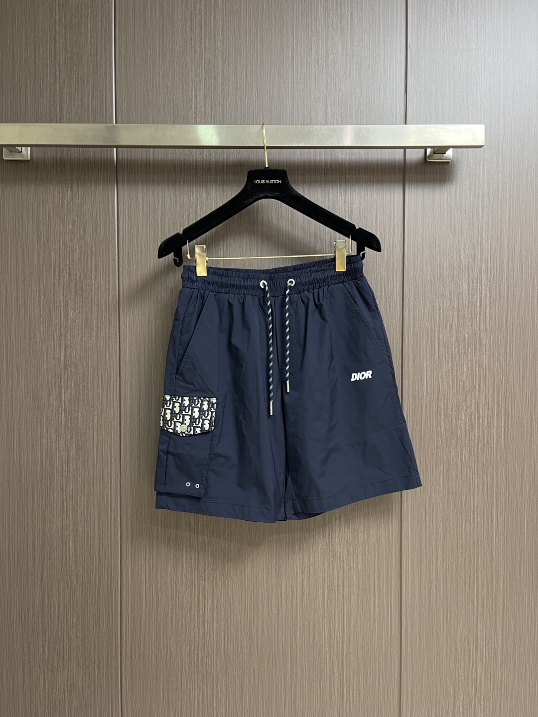 NO:775931,Dior 2026Ss new side presbyopic pocket sports shorts, customized technical fabrics, the upper body is dry and comfortable, and the hand feels smooth. The hardware bell enhances the style. It has an elastic waistband and side presbyopic pockets, making the casual version more refined. A new interpretation of the classic item, highlighting the fashion style. It can be matched with a T-shirt to create a fashionable and casual matching look. Sizes M-3XL, dior, shorts,19860909Dior 2026Ss新款侧边老花口袋运动短裤,定制科技面料,上身干爽舒适,手感爽滑搭配 五金吊钟提升格调带有弹力腰头和侧面老花口袋,令休闲版型更显精致全新演绎经典单品,彰显时尚风格可与T 恤搭配,打造时尚休闲的配套造型.尺码M-3XL,,dior,shorts,,Men's clothing