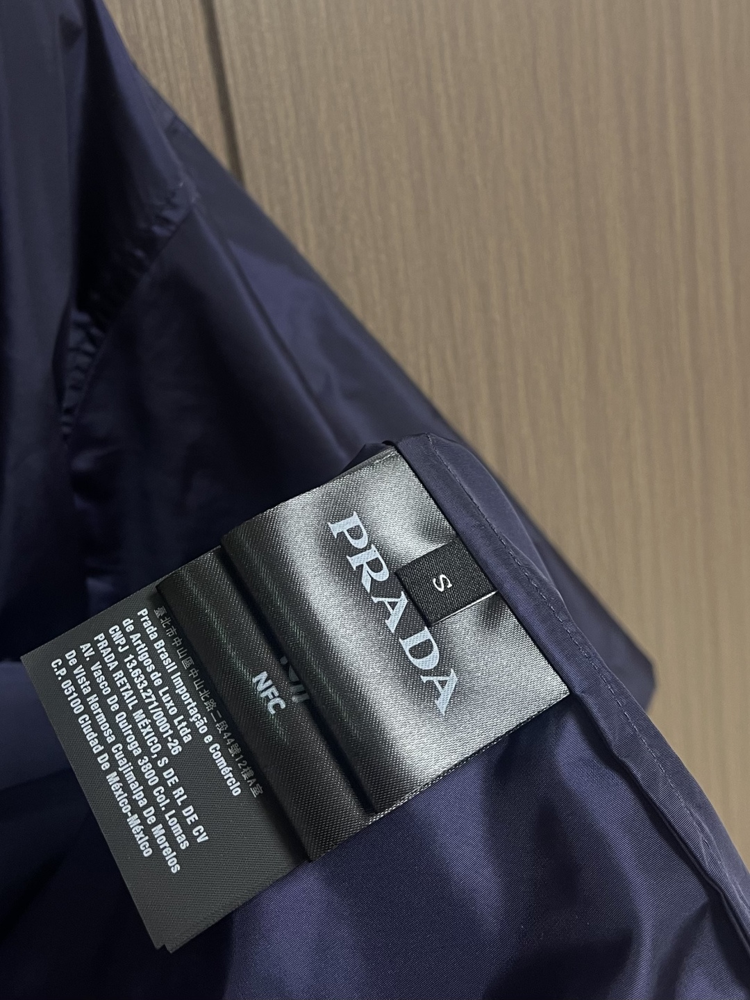 PRADA 三角标识拉链短袖衬衫，穿在身上又舒服又透气，夏天穿也不会觉得闷，而且还有点挺括劲儿，穿上身不
