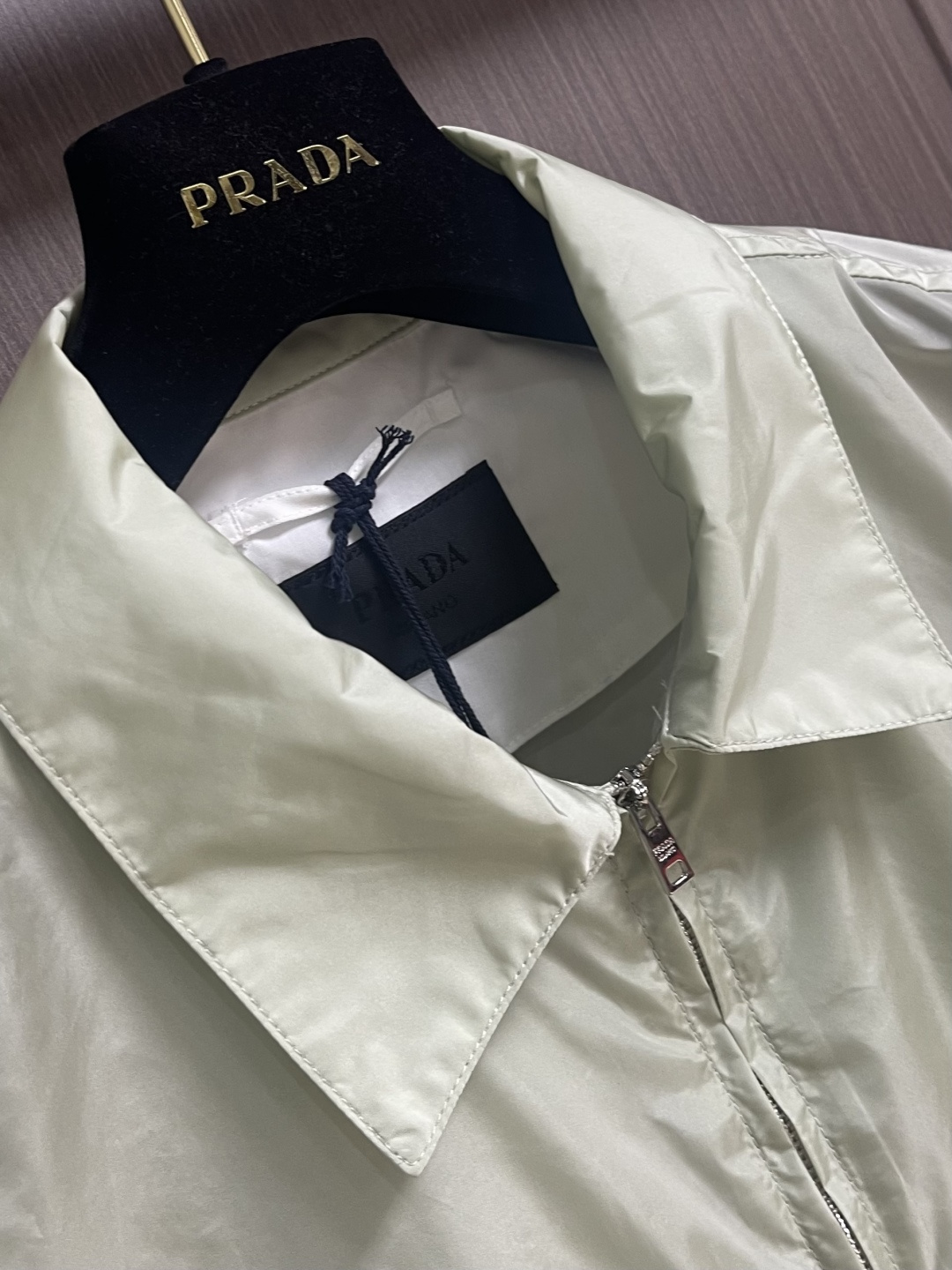PRADA 三角标识拉链短袖衬衫，穿在身上又舒服又透气，夏天穿也不会觉得闷，而且还有点挺括劲儿，穿上身不