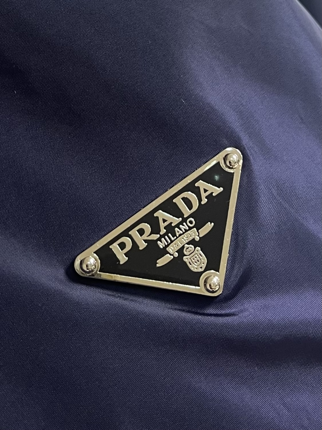 PRADA 三角标识拉链短袖衬衫，穿在身上又舒服又透气，夏天穿也不会觉得闷，而且还有点挺括劲儿，穿上身不
