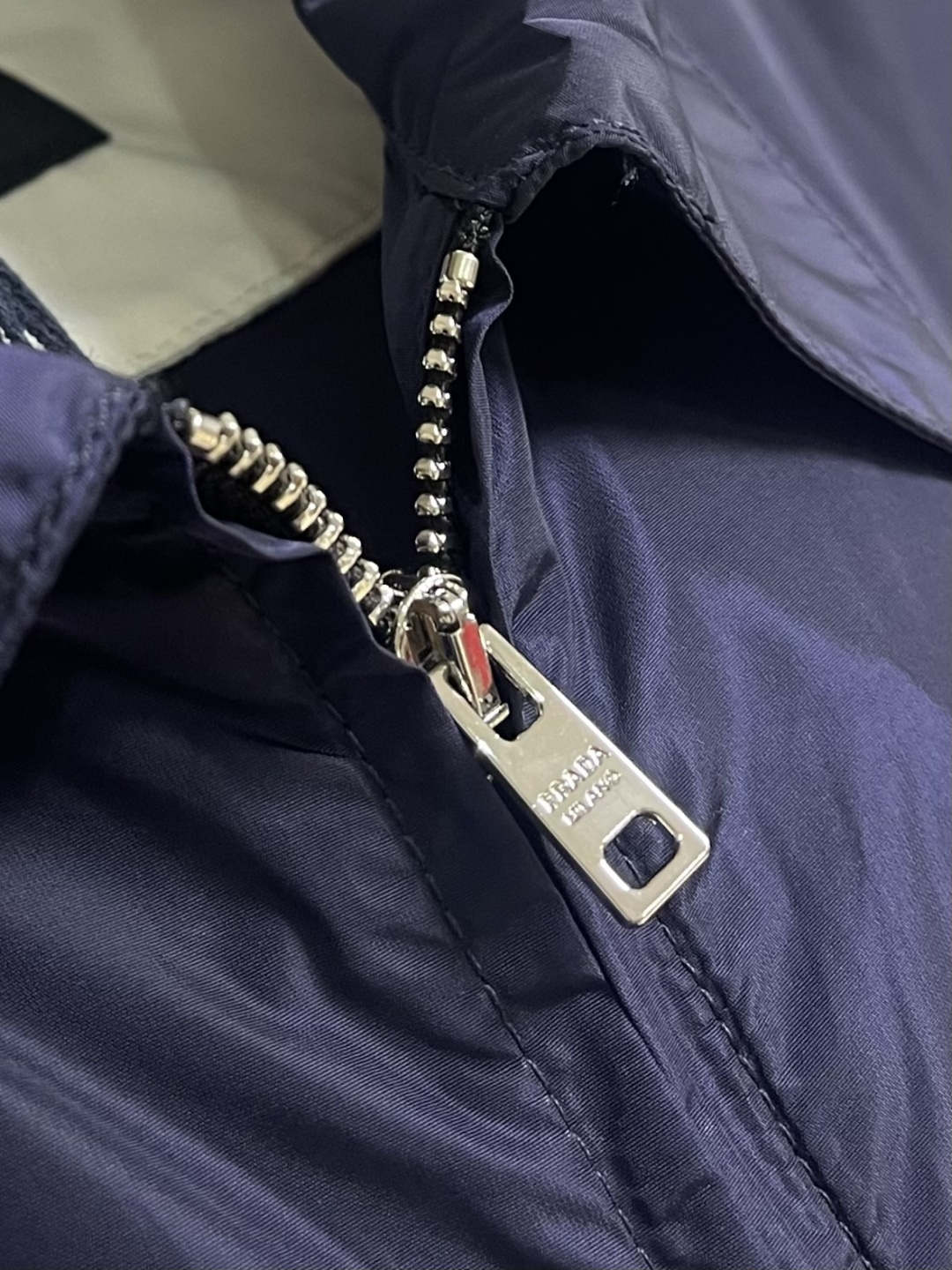 PRADA 三角标识拉链短袖衬衫，穿在身上又舒服又透气，夏天穿也不会觉得闷，而且还有点挺括劲儿，穿上身不