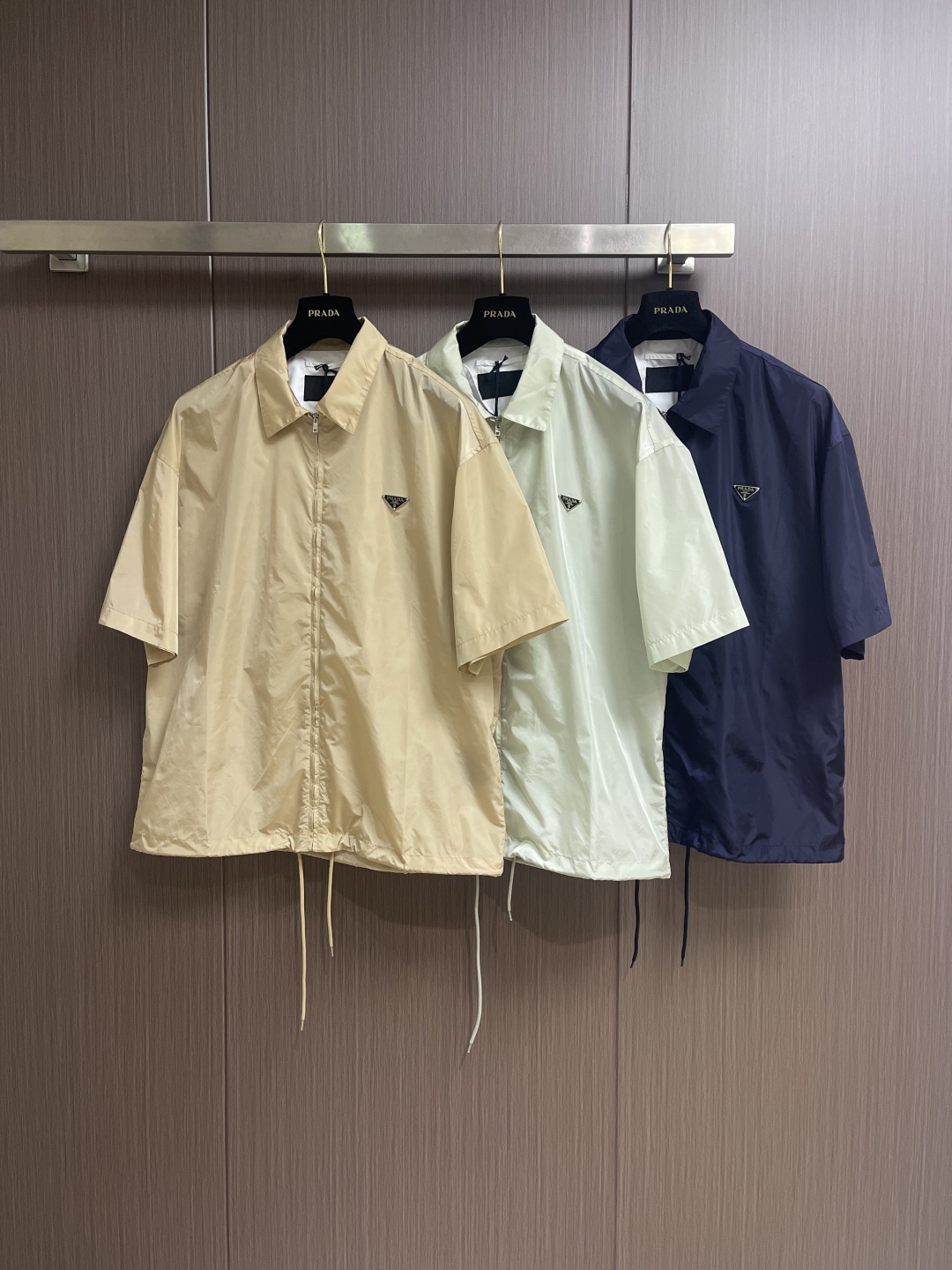 PRADA 三角标识拉链短袖衬衫，穿在身上又舒服又透气，夏天穿也不会觉得闷，而且还有点挺括劲儿，穿上身不