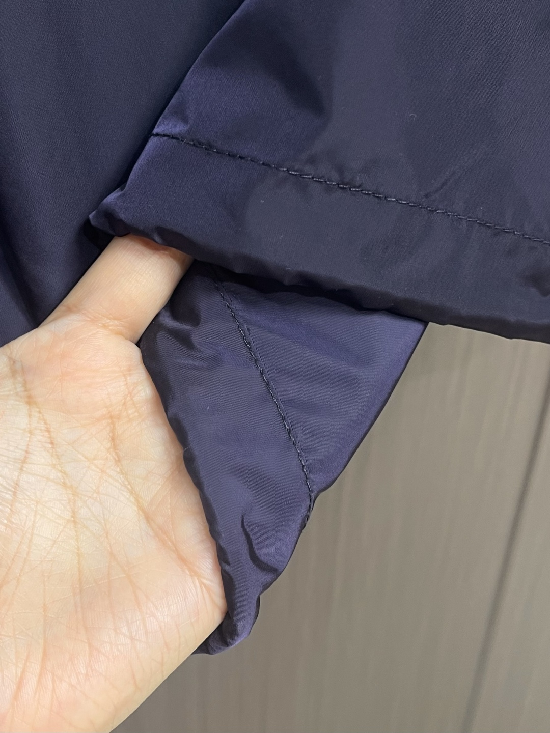 PRADA 三角标识拉链短袖衬衫，穿在身上又舒服又透气，夏天穿也不会觉得闷，而且还有点挺括劲儿，穿上身不