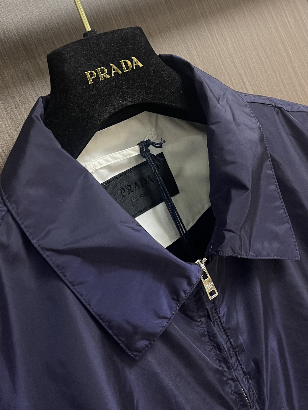 PRADA 三角标识拉链短袖衬衫，穿在身上又舒服又透气，夏天穿也不会觉得闷，而且还有点挺括劲儿，穿上身不