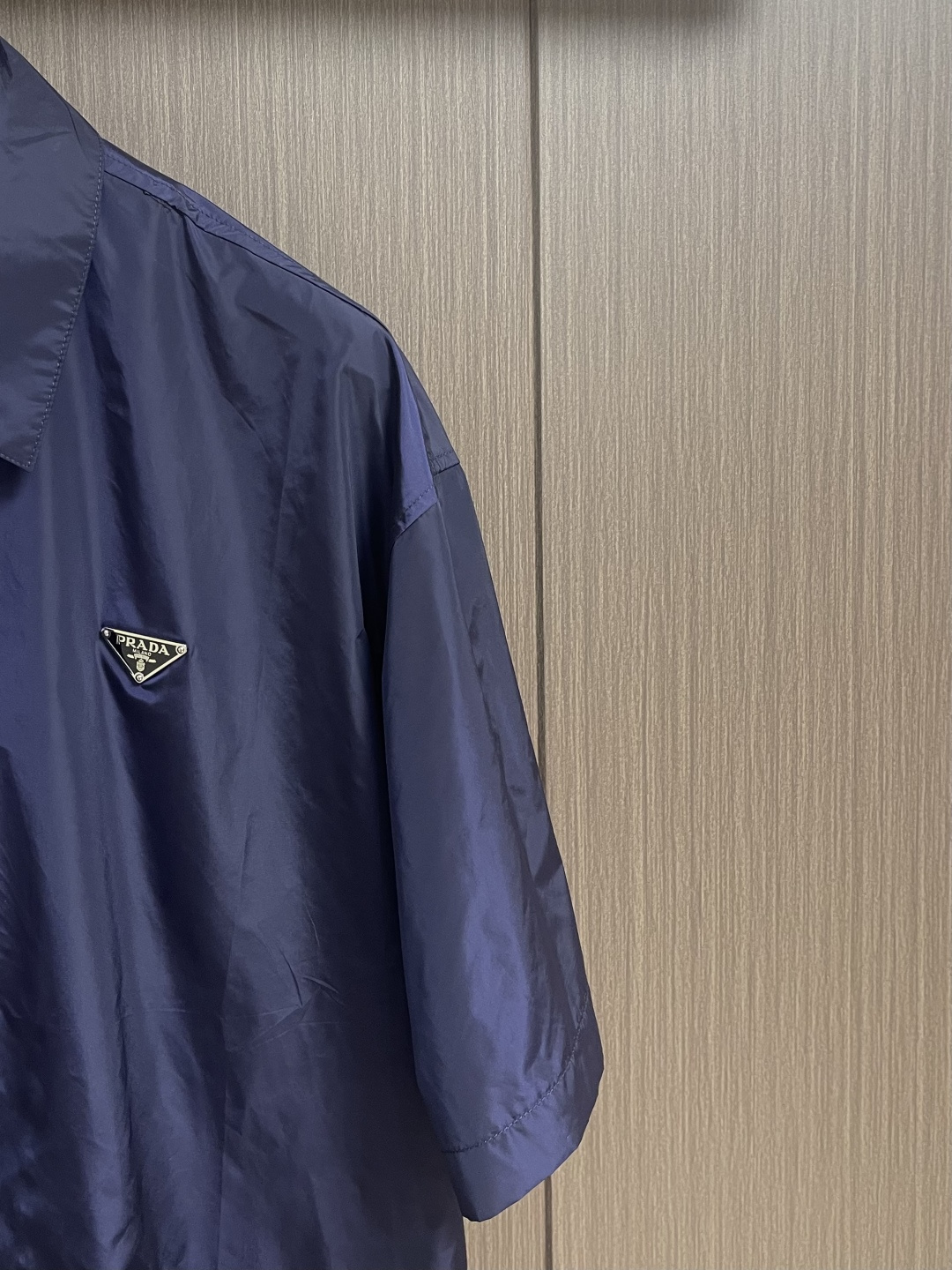 PRADA 三角标识拉链短袖衬衫，穿在身上又舒服又透气，夏天穿也不会觉得闷，而且还有点挺括劲儿，穿上身不