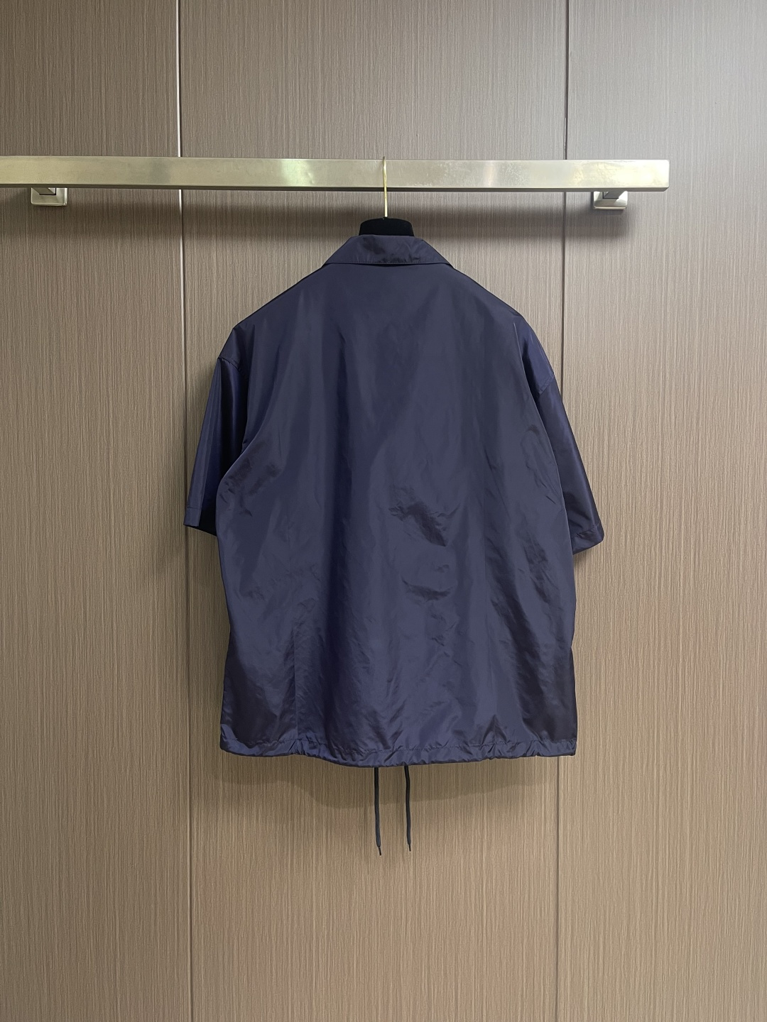 PRADA 三角标识拉链短袖衬衫，穿在身上又舒服又透气，夏天穿也不会觉得闷，而且还有点挺括劲儿，穿上身不