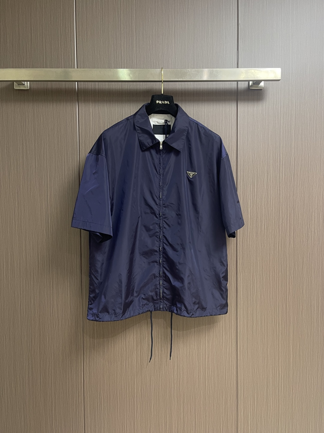 PRADA 三角标识拉链短袖衬衫，穿在身上又舒服又透气，夏天穿也不会觉得闷，而且还有点挺括劲儿，穿上身不