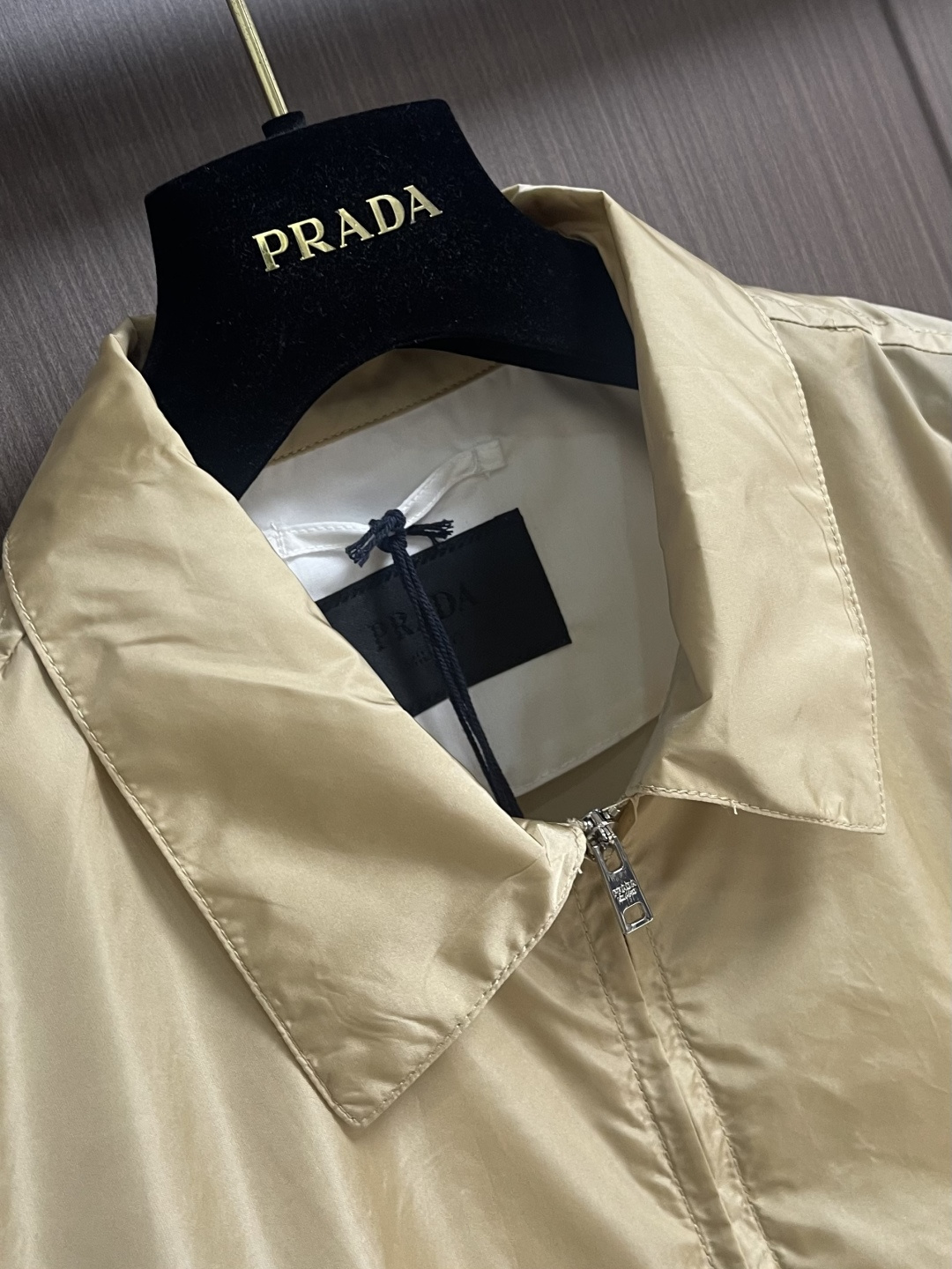 PRADA 三角标识拉链短袖衬衫，穿在身上又舒服又透气，夏天穿也不会觉得闷，而且还有点挺括劲儿，穿上身不