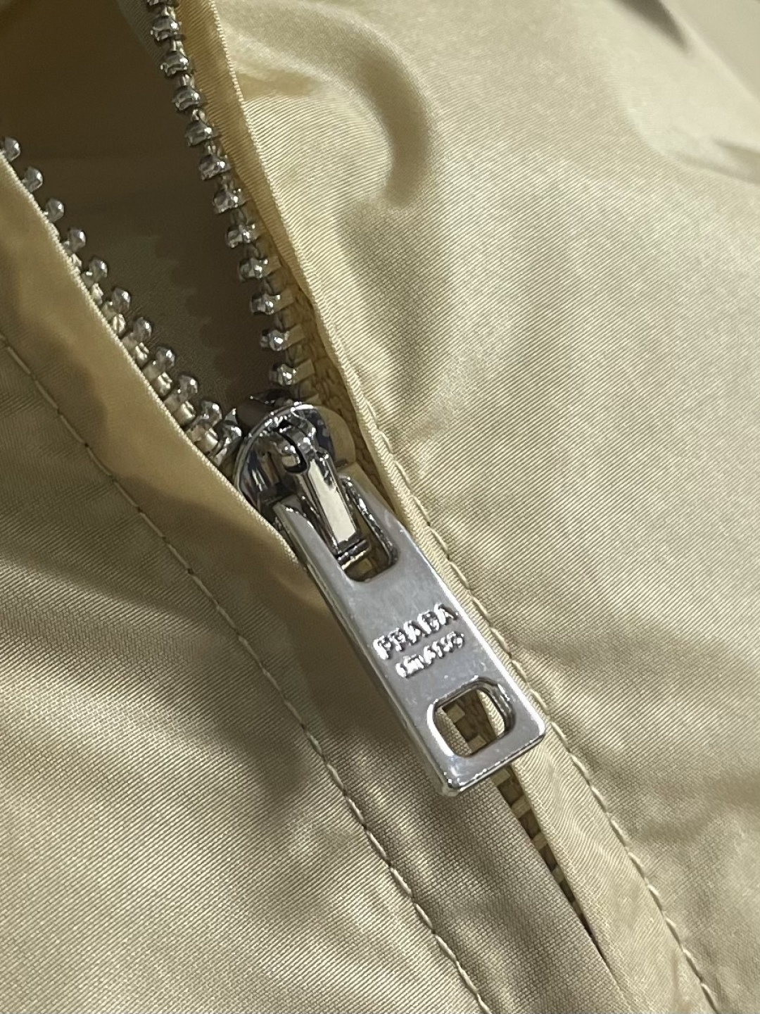 PRADA 三角标识拉链短袖衬衫，穿在身上又舒服又透气，夏天穿也不会觉得闷，而且还有点挺括劲儿，穿上身不