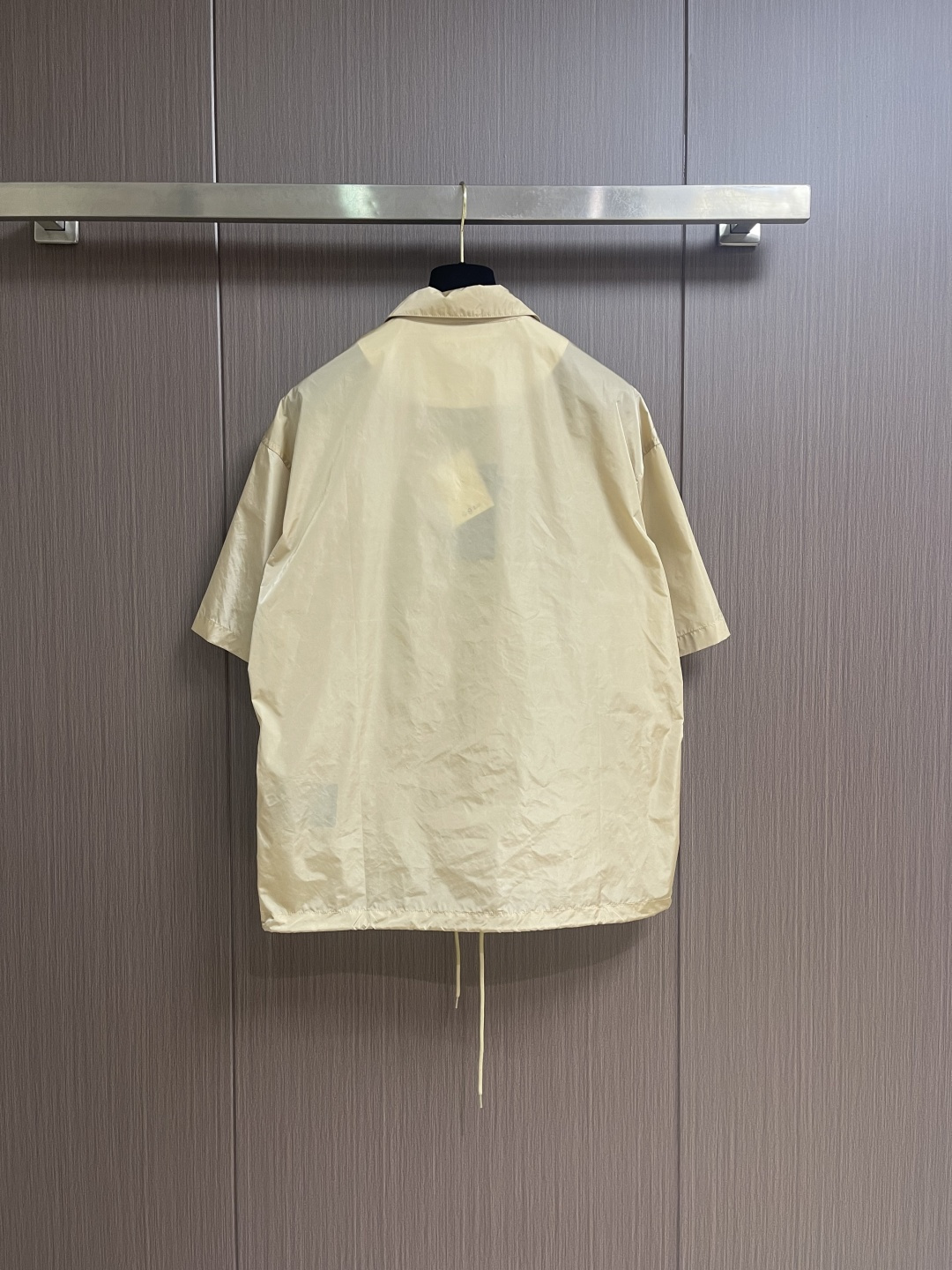 PRADA 三角标识拉链短袖衬衫，穿在身上又舒服又透气，夏天穿也不会觉得闷，而且还有点挺括劲儿，穿上身不