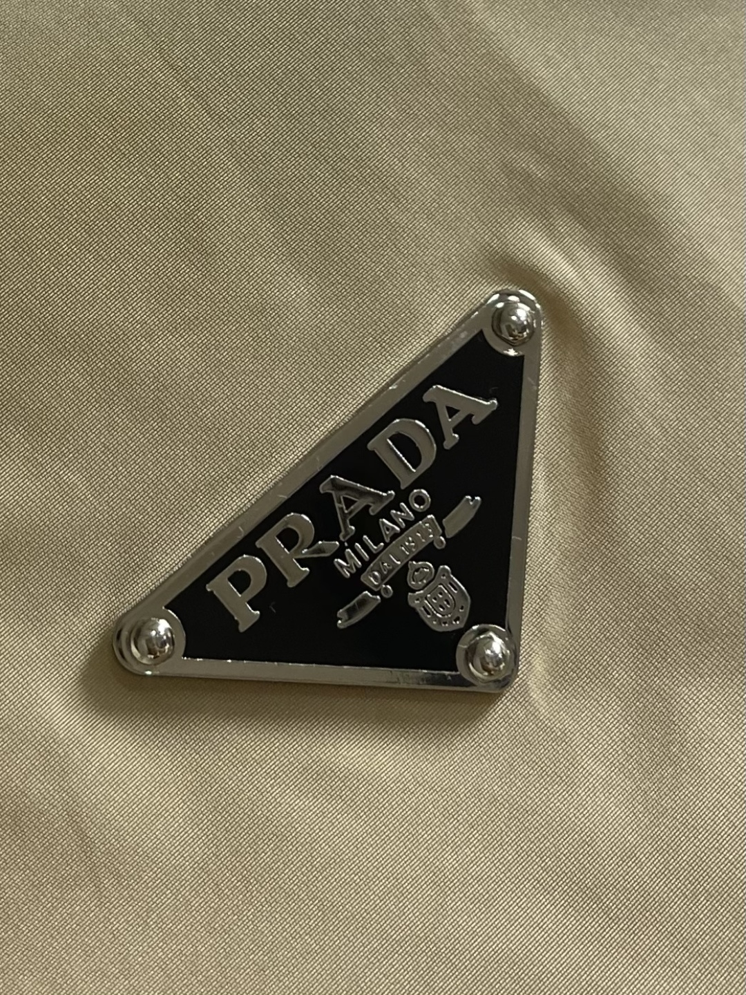 PRADA 三角标识拉链短袖衬衫，穿在身上又舒服又透气，夏天穿也不会觉得闷，而且还有点挺括劲儿，穿上身不