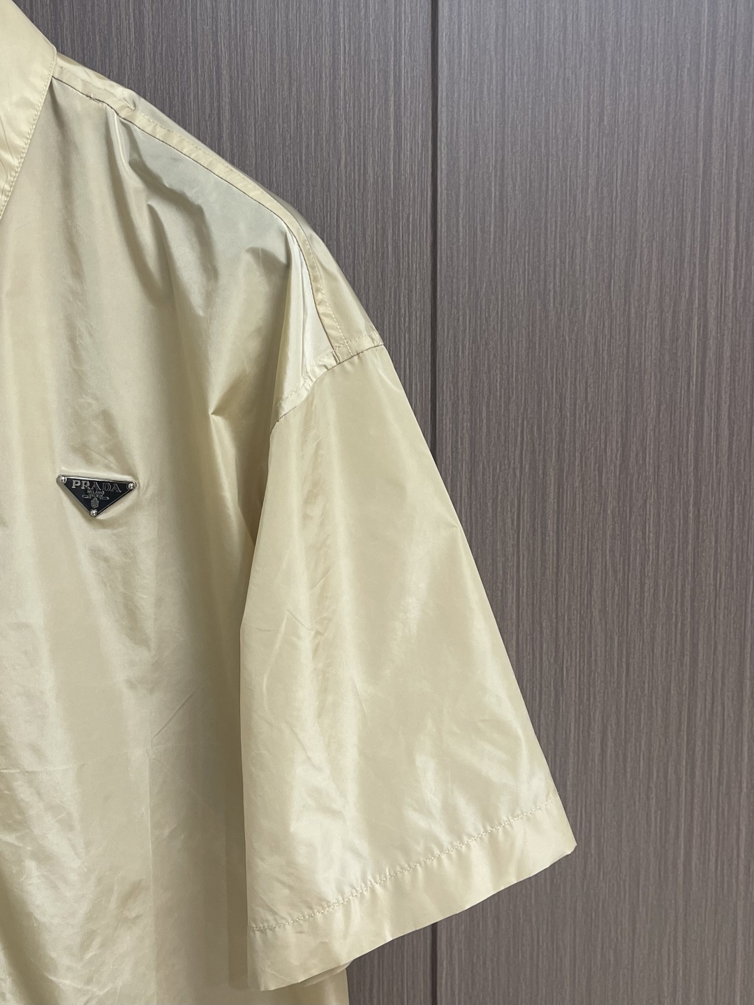 PRADA 三角标识拉链短袖衬衫，穿在身上又舒服又透气，夏天穿也不会觉得闷，而且还有点挺括劲儿，穿上身不