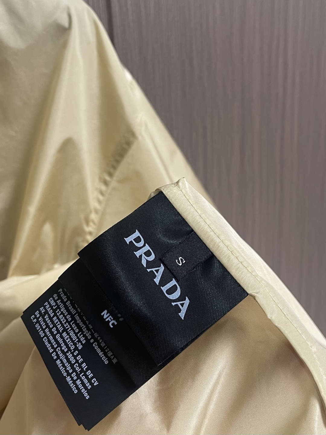 PRADA 三角标识拉链短袖衬衫，穿在身上又舒服又透气，夏天穿也不会觉得闷，而且还有点挺括劲儿，穿上身不