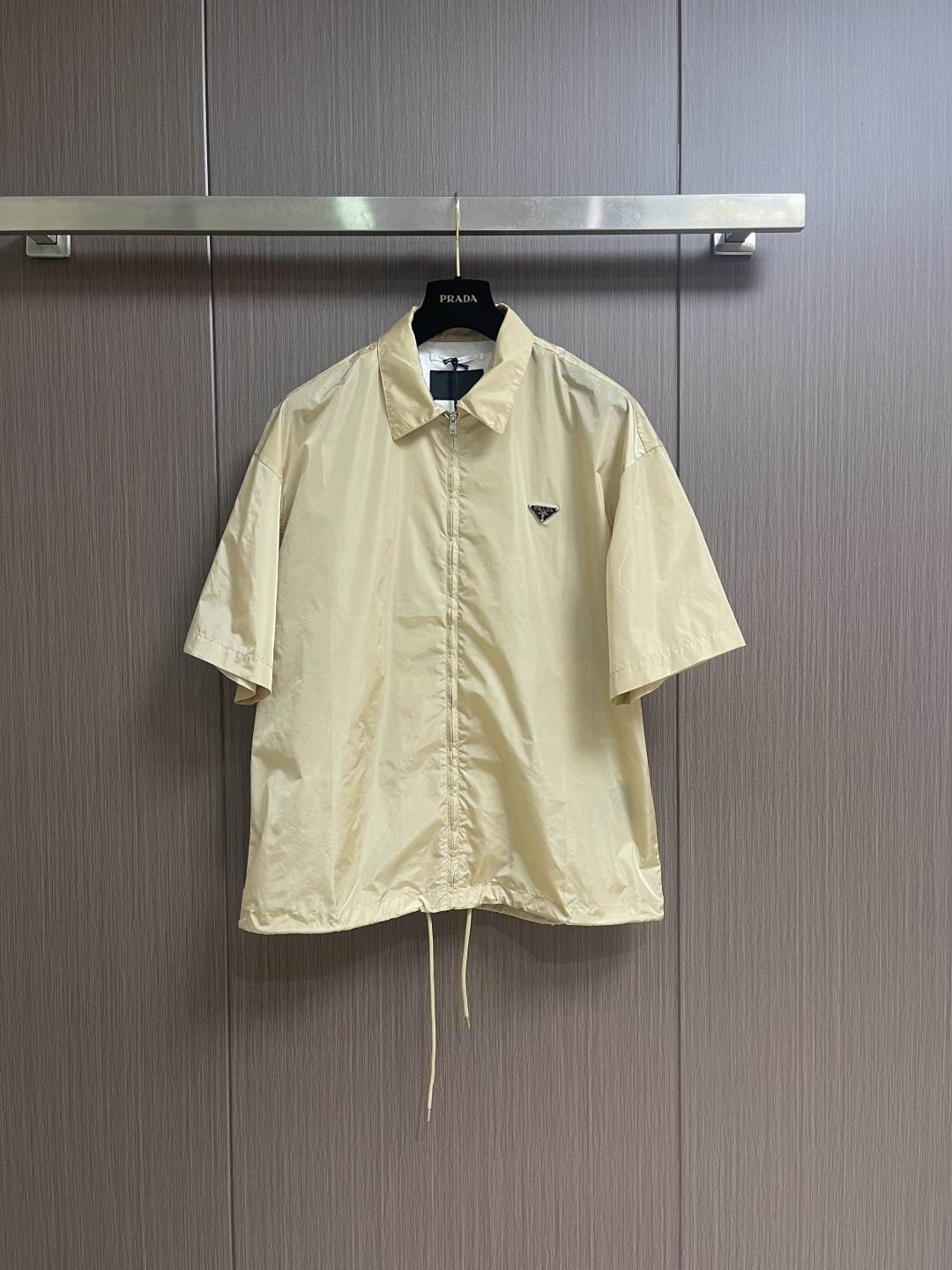 PRADA 三角标识拉链短袖衬衫，穿在身上又舒服又透气，夏天穿也不会觉得闷，而且还有点挺括劲儿，穿上身不