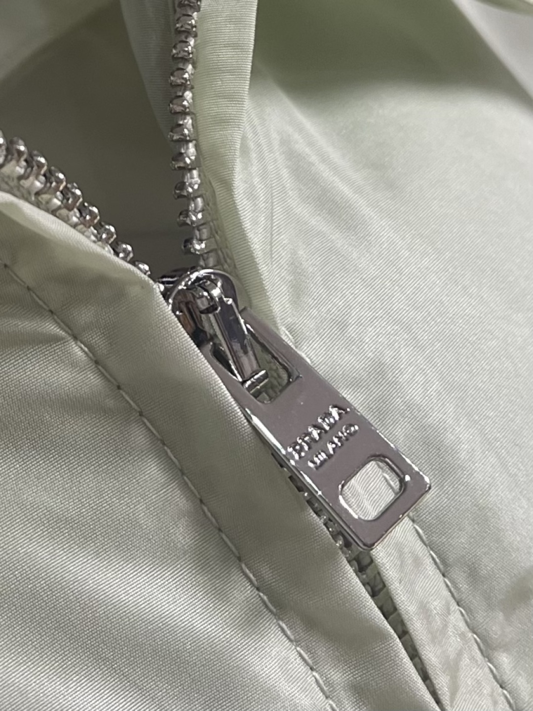 PRADA 三角标识拉链短袖衬衫，穿在身上又舒服又透气，夏天穿也不会觉得闷，而且还有点挺括劲儿，穿上身不