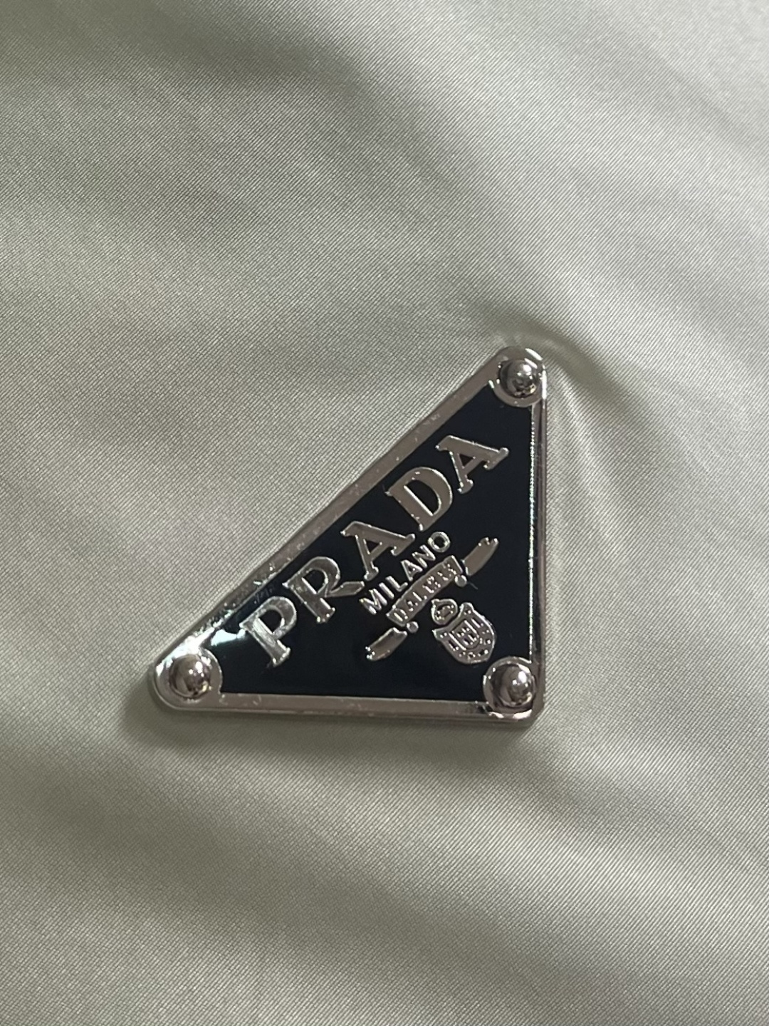 PRADA 三角标识拉链短袖衬衫，穿在身上又舒服又透气，夏天穿也不会觉得闷，而且还有点挺括劲儿，穿上身不