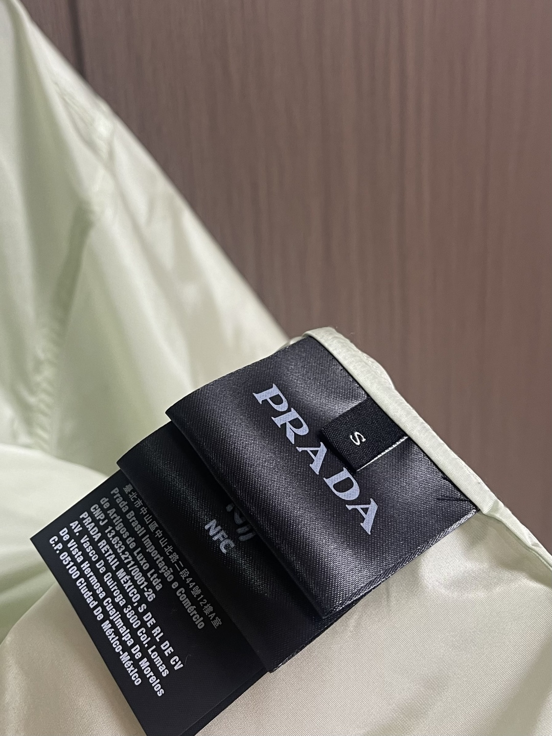 PRADA 三角标识拉链短袖衬衫，穿在身上又舒服又透气，夏天穿也不会觉得闷，而且还有点挺括劲儿，穿上身不