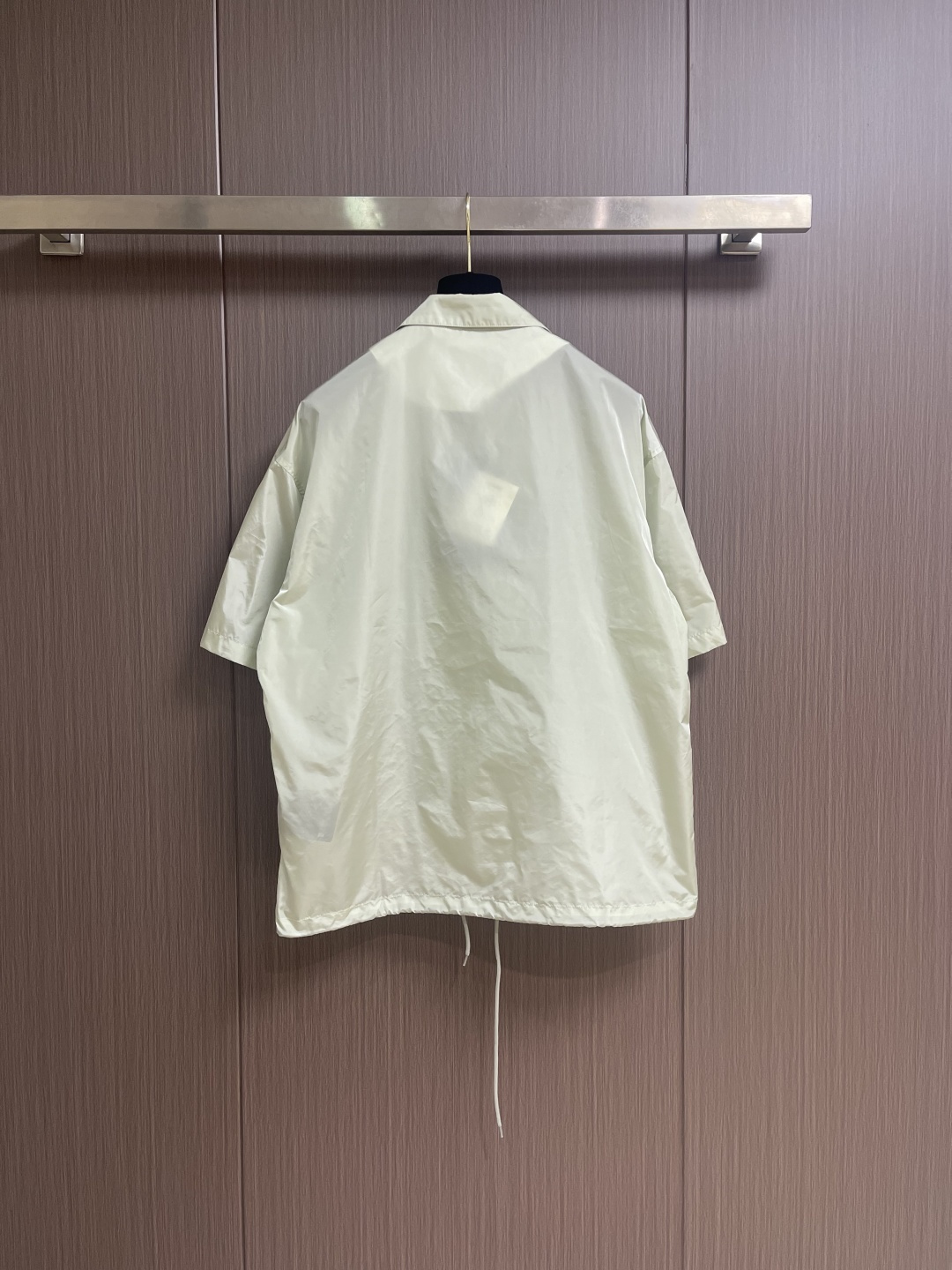 PRADA 三角标识拉链短袖衬衫，穿在身上又舒服又透气，夏天穿也不会觉得闷，而且还有点挺括劲儿，穿上身不