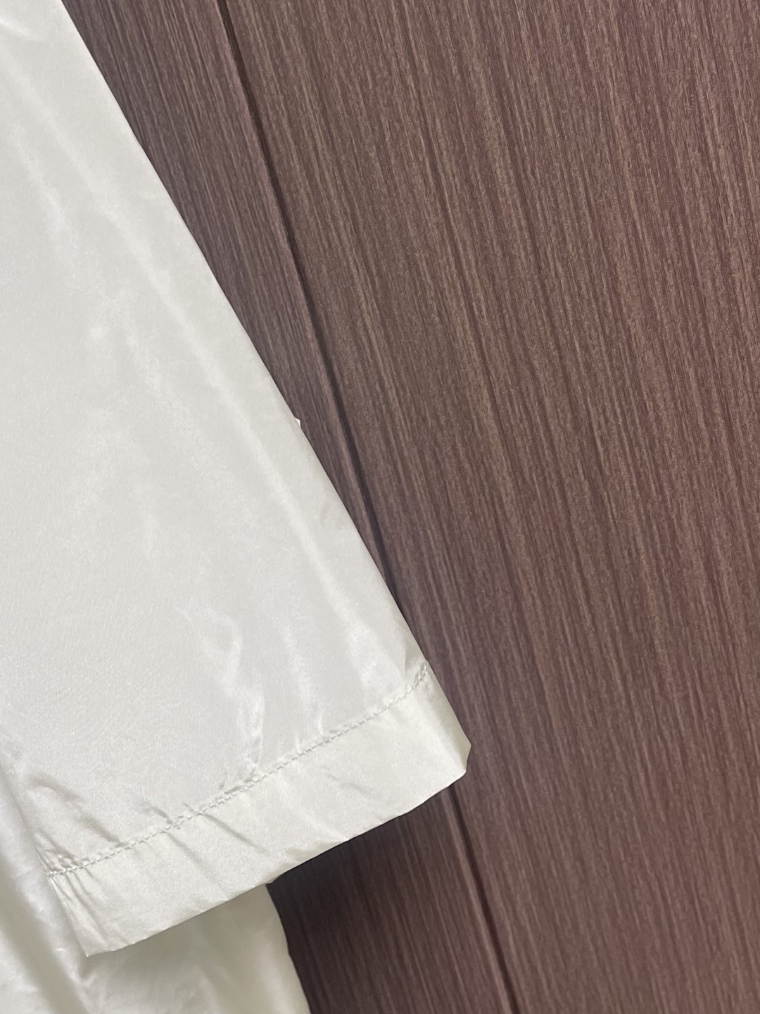 PRADA 三角标识拉链短袖衬衫，穿在身上又舒服又透气，夏天穿也不会觉得闷，而且还有点挺括劲儿，穿上身不