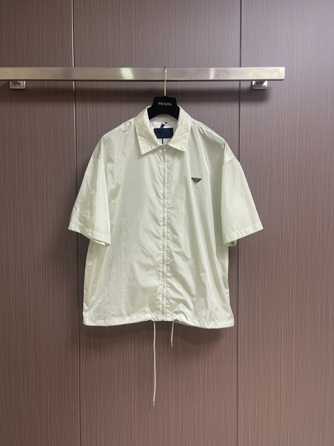 PRADA 三角标识拉链短袖衬衫，穿在身上又舒服又透气，夏天穿也不会觉得闷，而且还有点挺括劲儿，穿上身不