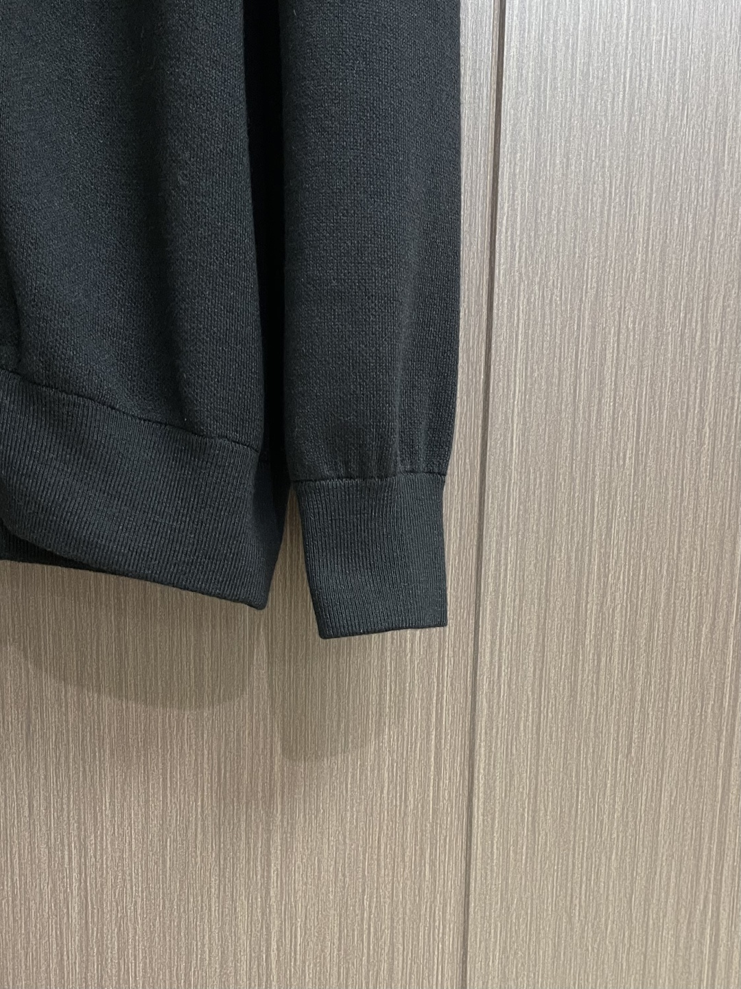 LV 字母标识针织立领夹克外套，这款黑色高领拉链采用重磅细腻的羊毛混纺针织面料，兼具挺括质感与亲肤保暖性