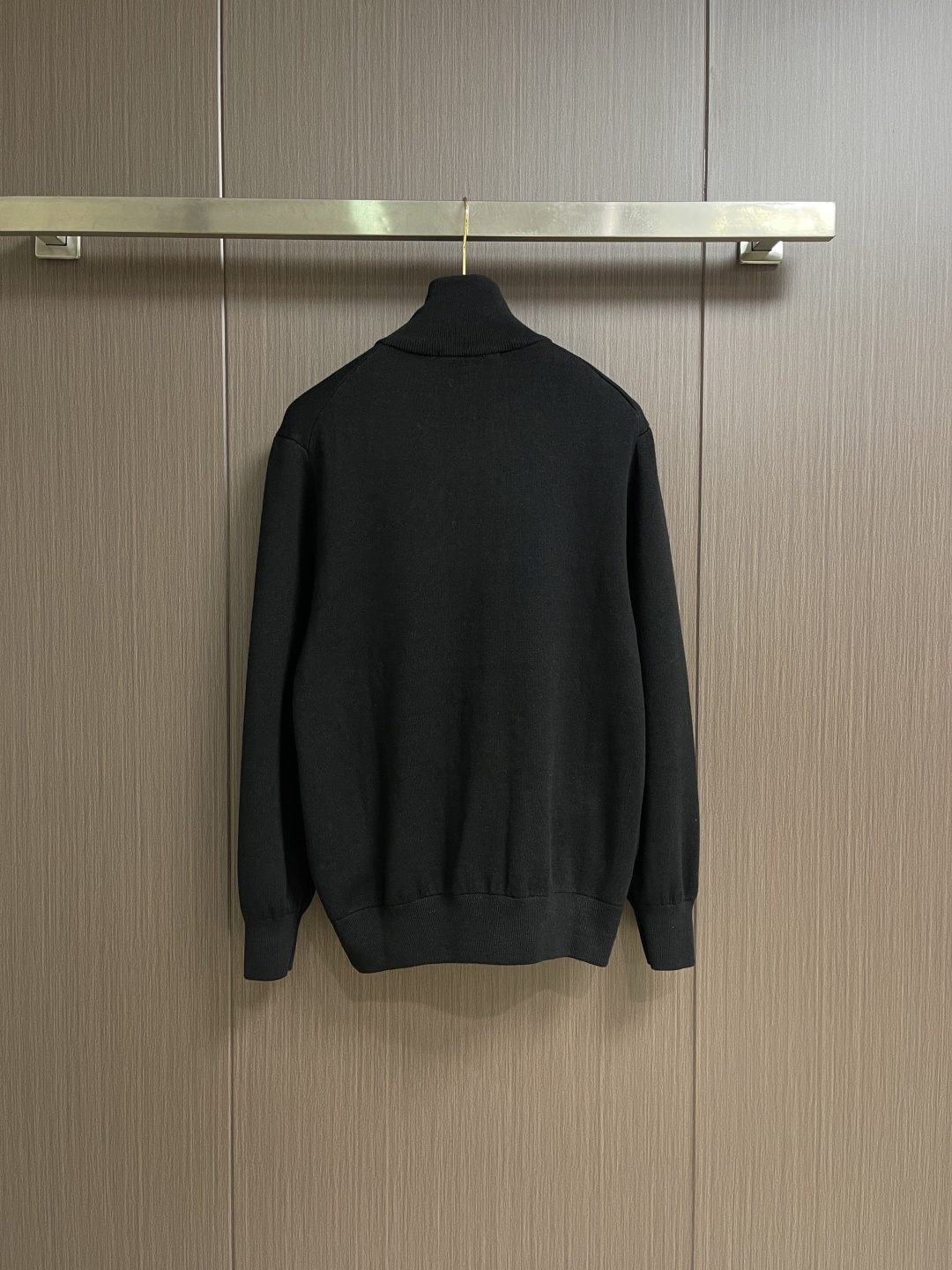 LV 字母标识针织立领夹克外套，这款黑色高领拉链采用重磅细腻的羊毛混纺针织面料，兼具挺括质感与亲肤保暖性