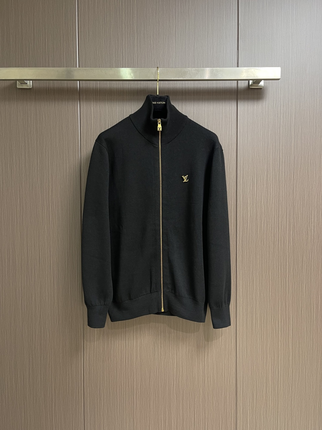 LV 字母标识针织立领夹克外套，这款黑色高领拉链采用重磅细腻的羊毛混纺针织面料，兼具挺括质感与亲肤保暖性