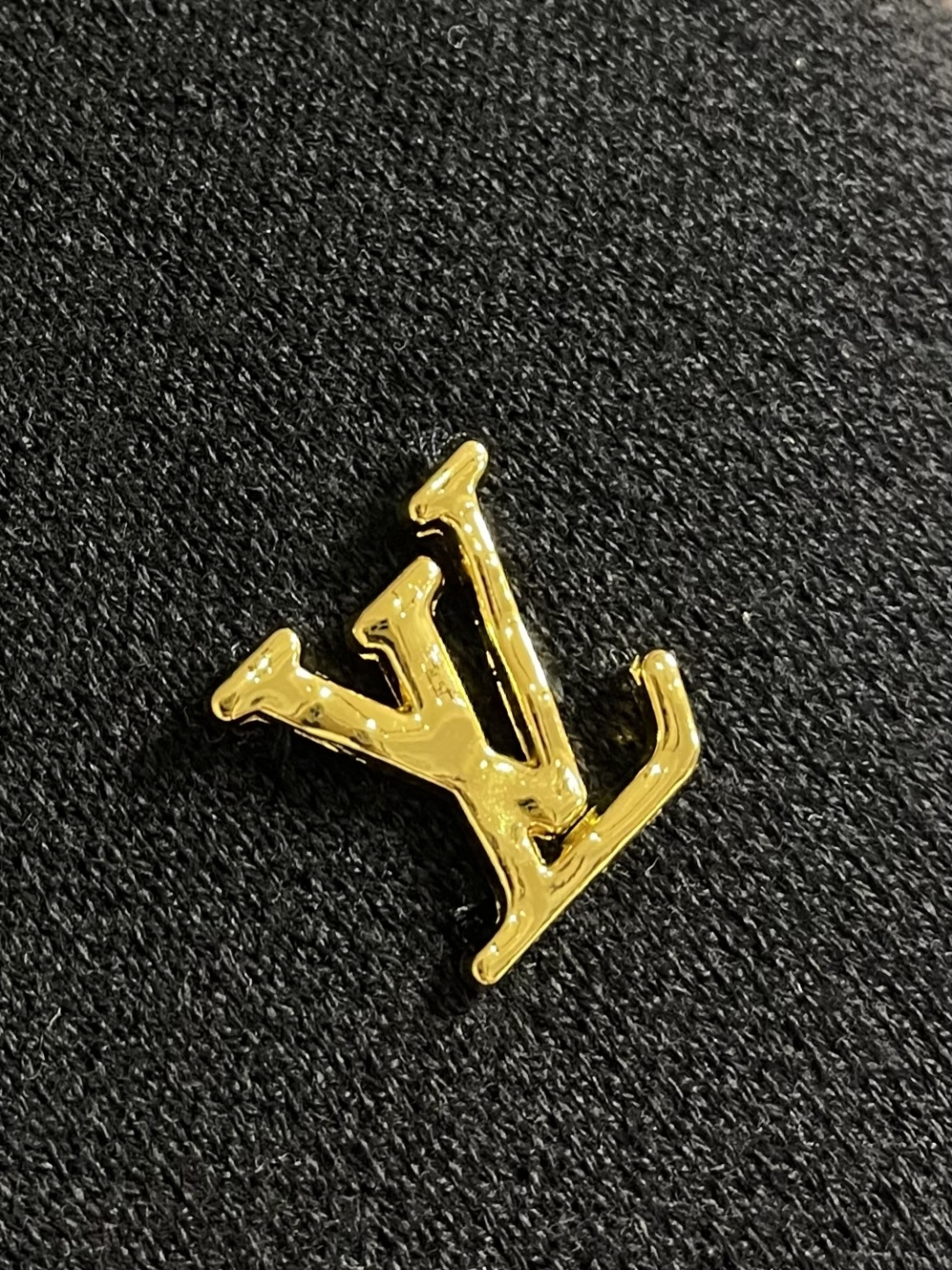 LV 字母标识针织立领夹克外套，这款黑色高领拉链采用重磅细腻的羊毛混纺针织面料，兼具挺括质感与亲肤保暖性