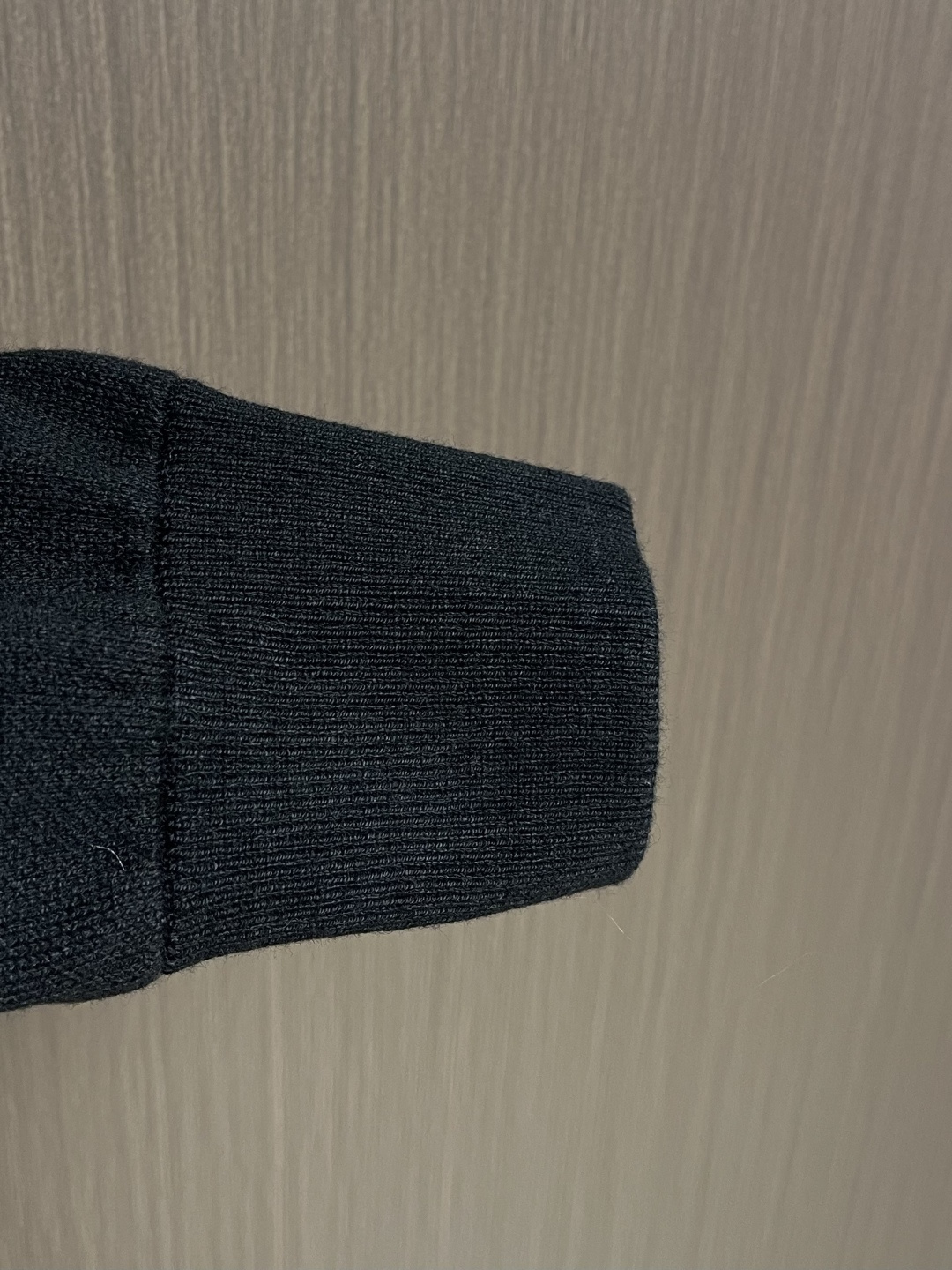 LV 字母标识针织立领夹克外套，这款黑色高领拉链采用重磅细腻的羊毛混纺针织面料，兼具挺括质感与亲肤保暖性