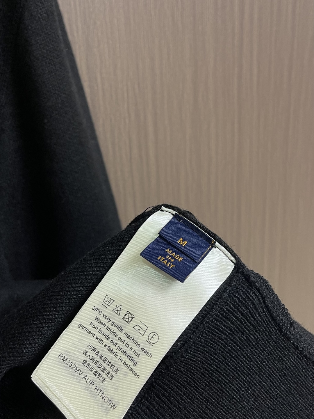 LV 字母标识针织立领夹克外套，这款黑色高领拉链采用重磅细腻的羊毛混纺针织面料，兼具挺括质感与亲肤保暖性