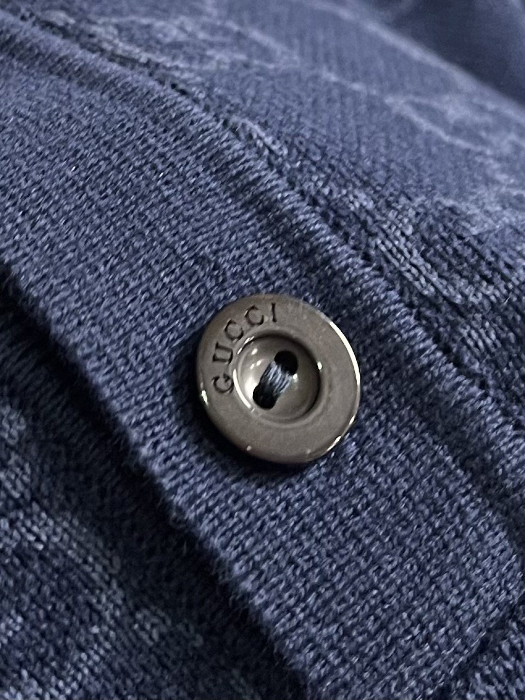 GUCCI 2026 FW春夏锁扣毛织POLO衫，这款 棉桑蚕丝混纺提花衫采用棉与桑蚕丝混纺面料，经精密