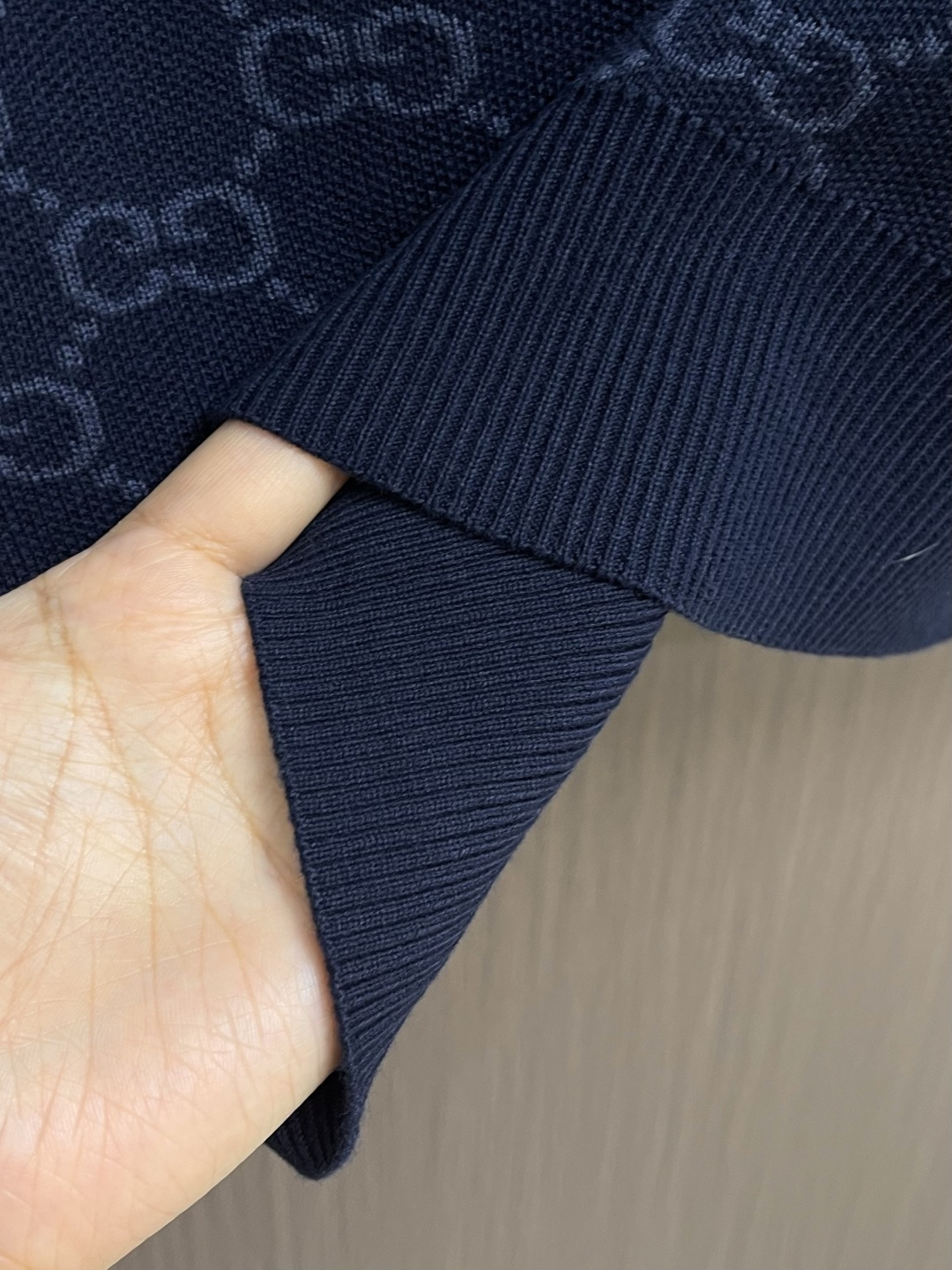 GUCCI 2026 FW春夏锁扣毛织POLO衫，这款 棉桑蚕丝混纺提花衫采用棉与桑蚕丝混纺面料，经精密