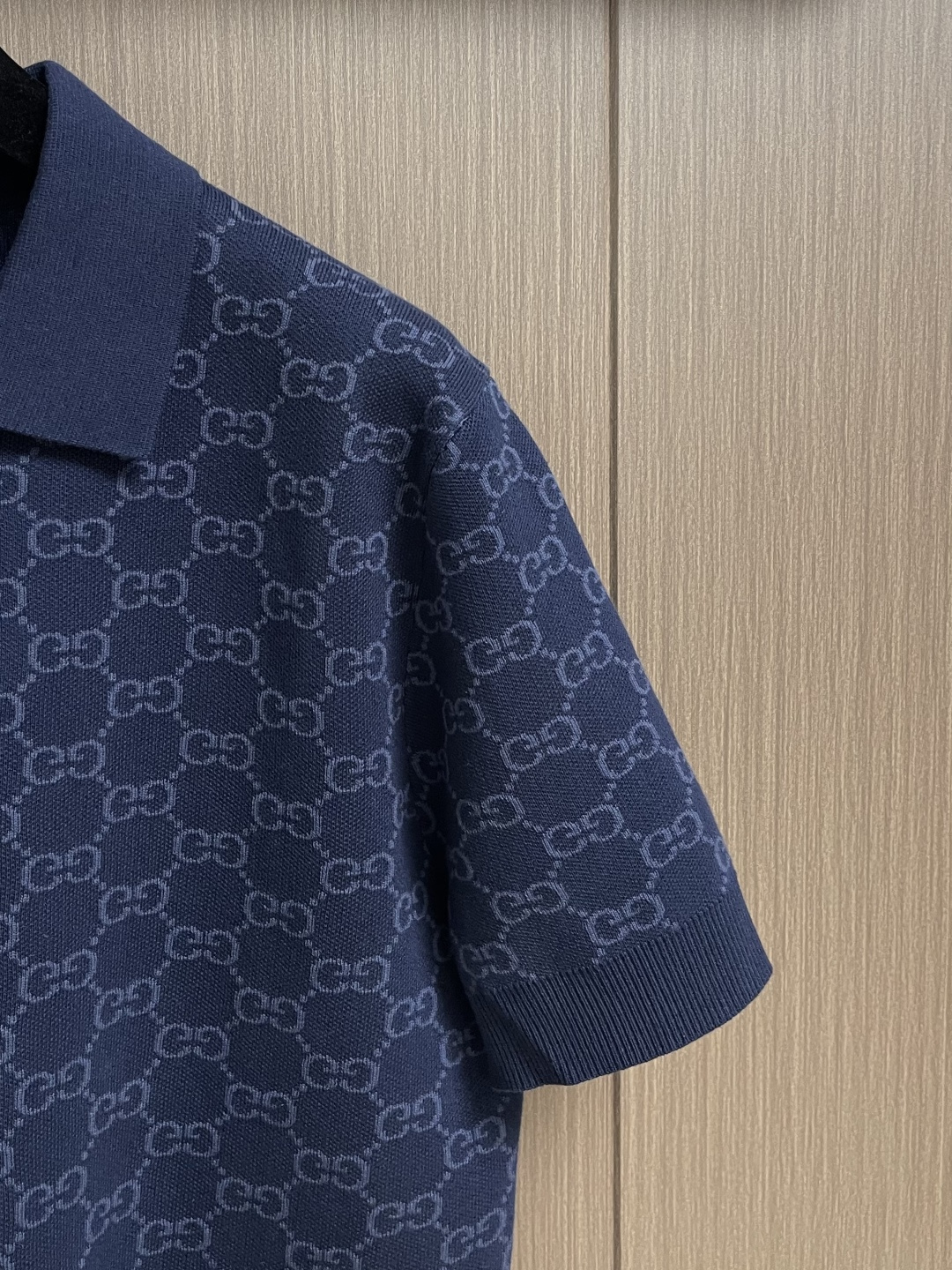 GUCCI 2026 FW春夏锁扣毛织POLO衫，这款 棉桑蚕丝混纺提花衫采用棉与桑蚕丝混纺面料，经精密