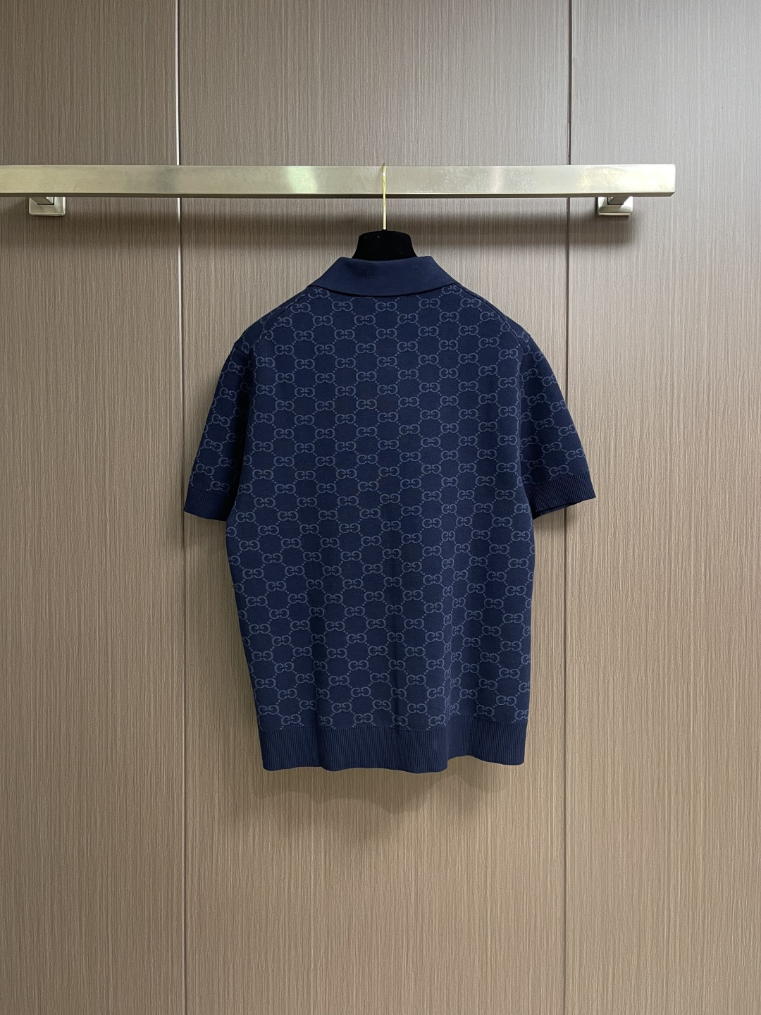 GUCCI 2026 FW春夏锁扣毛织POLO衫，这款 棉桑蚕丝混纺提花衫采用棉与桑蚕丝混纺面料，经精密