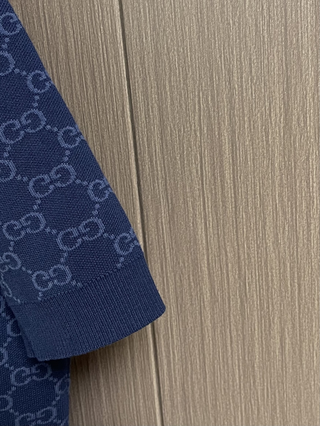 GUCCI 2026 FW春夏锁扣毛织POLO衫，这款 棉桑蚕丝混纺提花衫采用棉与桑蚕丝混纺面料，经精密