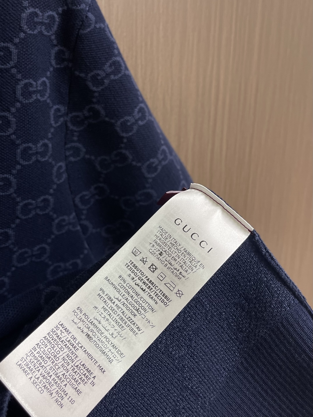 GUCCI 2026 FW春夏锁扣毛织POLO衫，这款 棉桑蚕丝混纺提花衫采用棉与桑蚕丝混纺面料，经精密