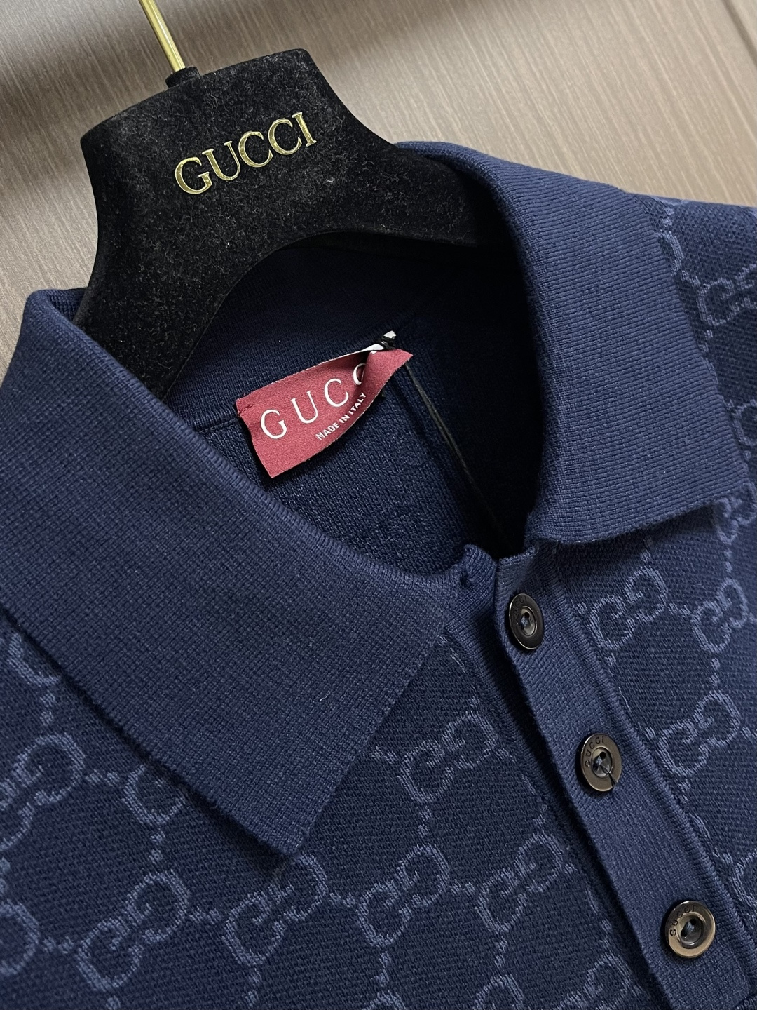 GUCCI 2026 FW春夏锁扣毛织POLO衫，这款 棉桑蚕丝混纺提花衫采用棉与桑蚕丝混纺面料，经精密