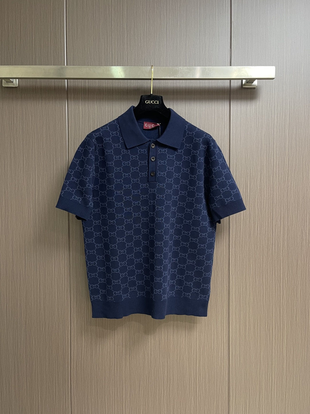 GUCCI 2026 FW春夏锁扣毛织POLO衫，这款 棉桑蚕丝混纺提花衫采用棉与桑蚕丝混纺面料，经精密