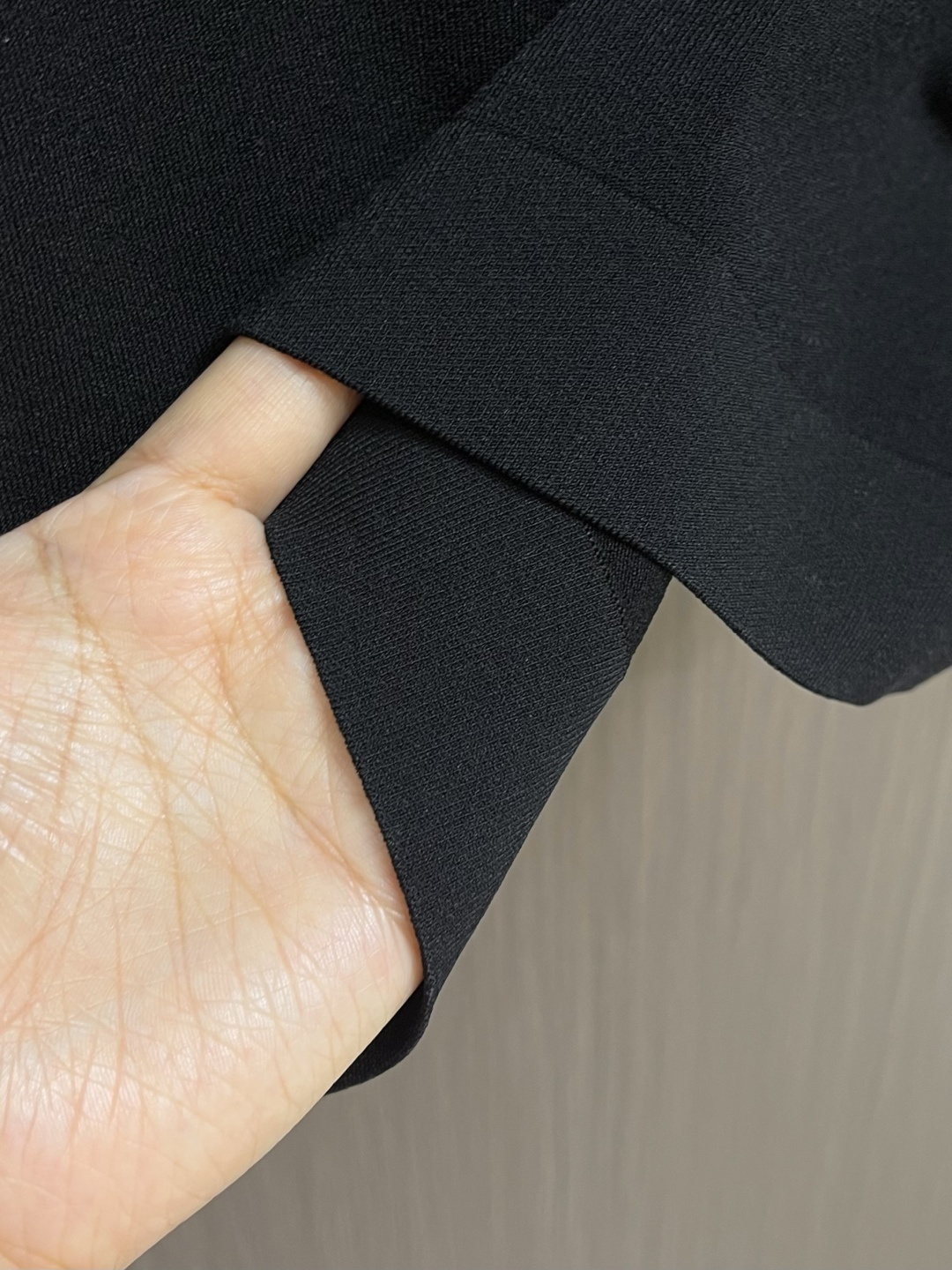 Dior 经典蜜蜂圆领夏天字母针织短袖T恤，夏日时尚必备这款短袖堪称夏日衣橱的经典之选。圆领设计简约大方