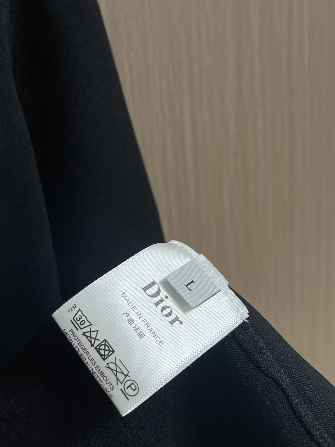 Dior 经典蜜蜂圆领夏天字母针织短袖T恤，夏日时尚必备这款短袖堪称夏日衣橱的经典之选。圆领设计简约大方