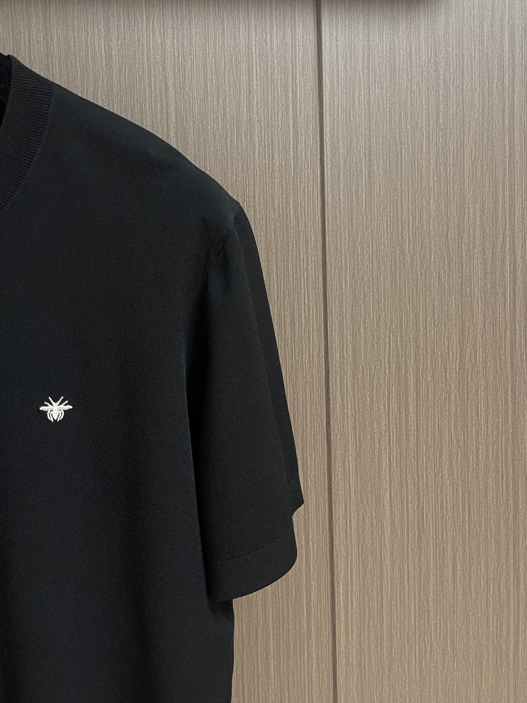 Dior 经典蜜蜂圆领夏天字母针织短袖T恤，夏日时尚必备这款短袖堪称夏日衣橱的经典之选。圆领设计简约大方