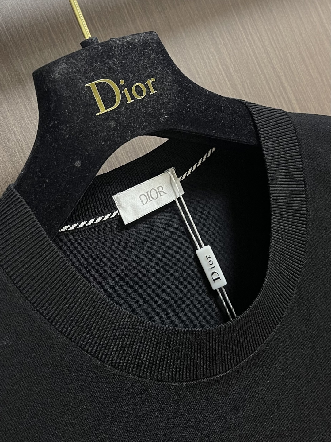 Dior 经典蜜蜂圆领夏天字母针织短袖T恤，夏日时尚必备这款短袖堪称夏日衣橱的经典之选。圆领设计简约大方