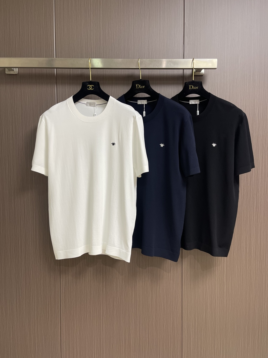 Dior 经典蜜蜂圆领夏天字母针织短袖T恤，夏日时尚必备这款短袖堪称夏日衣橱的经典之选。圆领设计简约大方