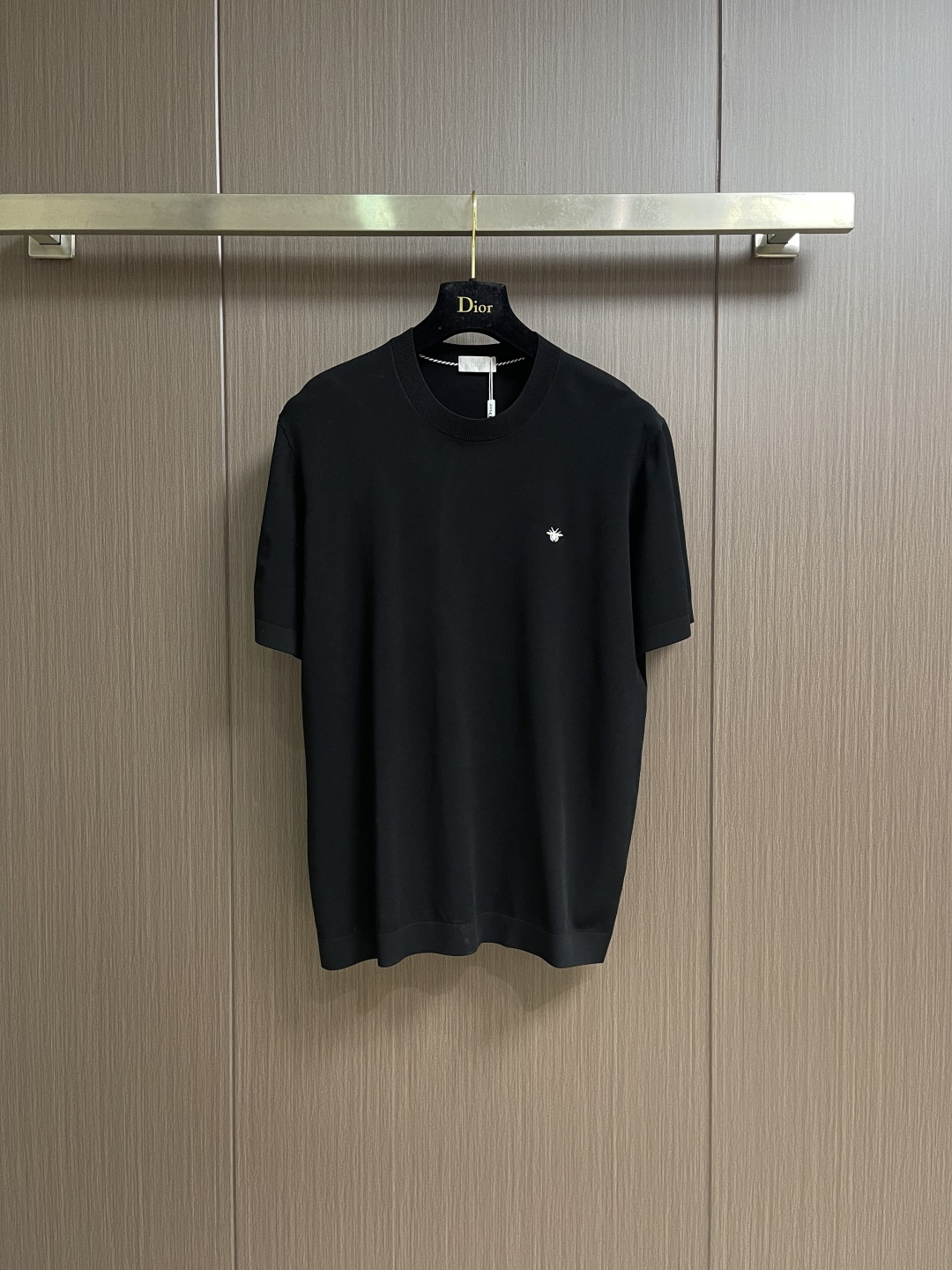 Dior 经典蜜蜂圆领夏天字母针织短袖T恤，夏日时尚必备这款短袖堪称夏日衣橱的经典之选。圆领设计简约大方