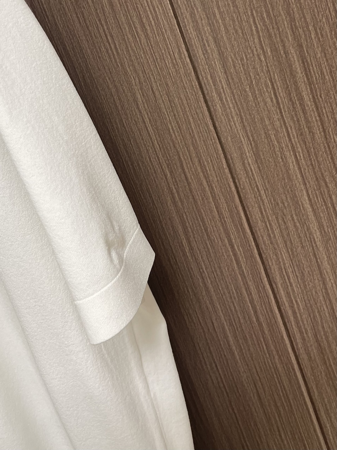 Dior 经典蜜蜂圆领夏天字母针织短袖T恤，夏日时尚必备这款短袖堪称夏日衣橱的经典之选。圆领设计简约大方