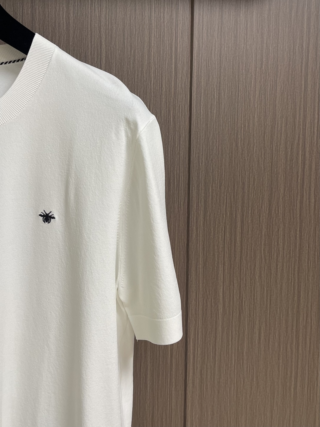 Dior 经典蜜蜂圆领夏天字母针织短袖T恤，夏日时尚必备这款短袖堪称夏日衣橱的经典之选。圆领设计简约大方