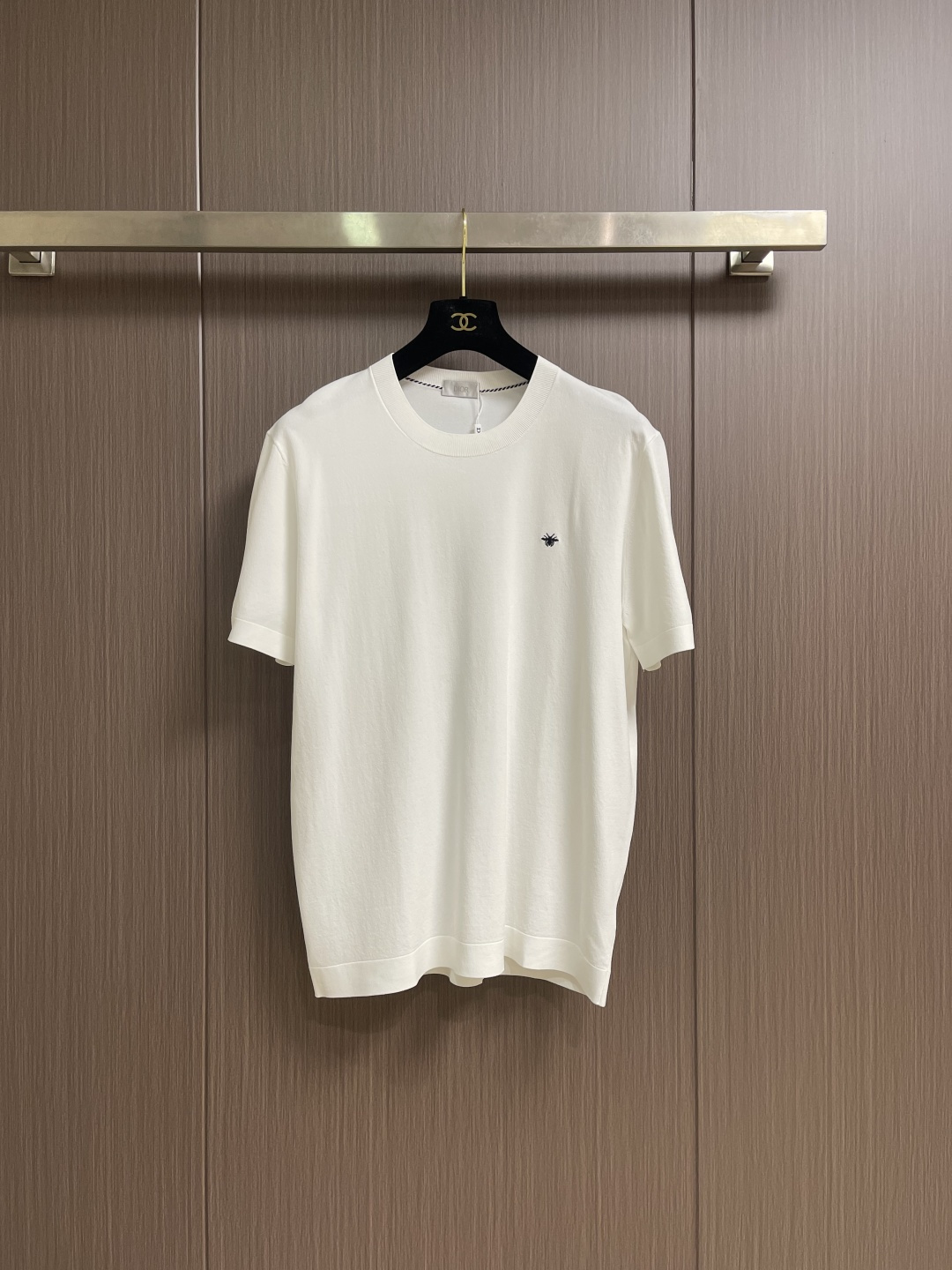 Dior 经典蜜蜂圆领夏天字母针织短袖T恤，夏日时尚必备这款短袖堪称夏日衣橱的经典之选。圆领设计简约大方