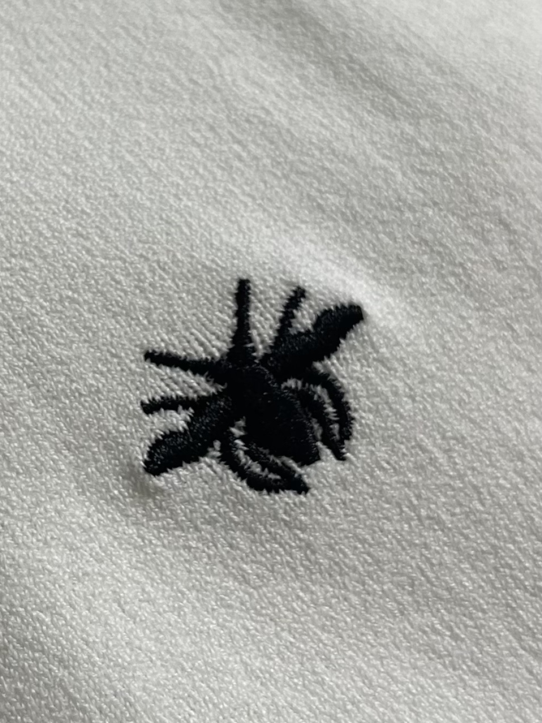 Dior 经典蜜蜂圆领夏天字母针织短袖T恤，夏日时尚必备这款短袖堪称夏日衣橱的经典之选。圆领设计简约大方